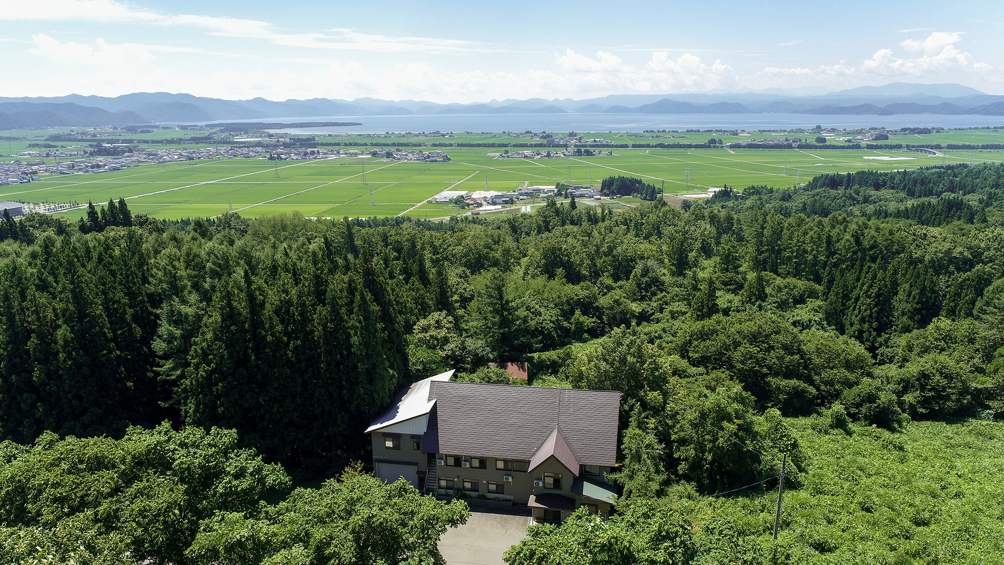 #外観　猪苗代の四季を感じる、アットホームなペンションです