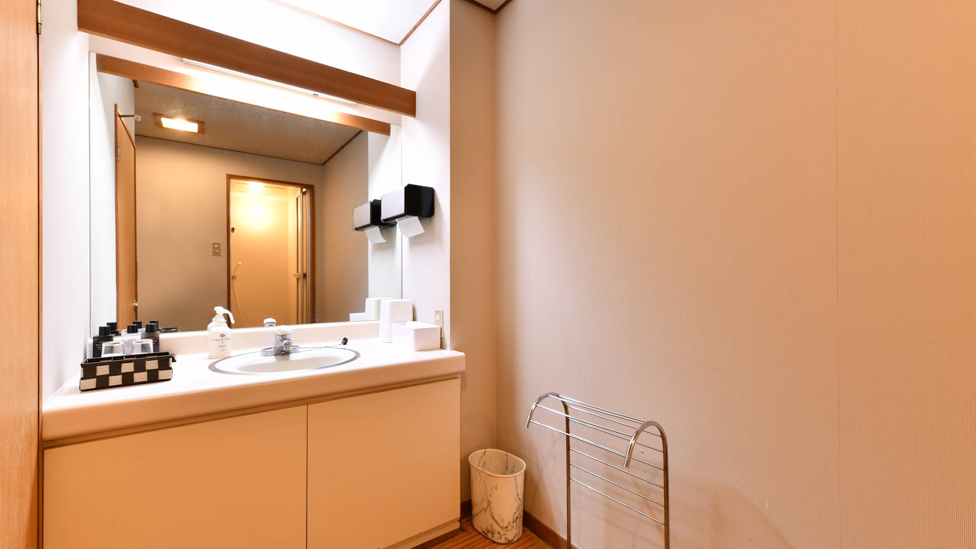 客室一例｜豊楽　和室13.5畳　パウダーコーナー