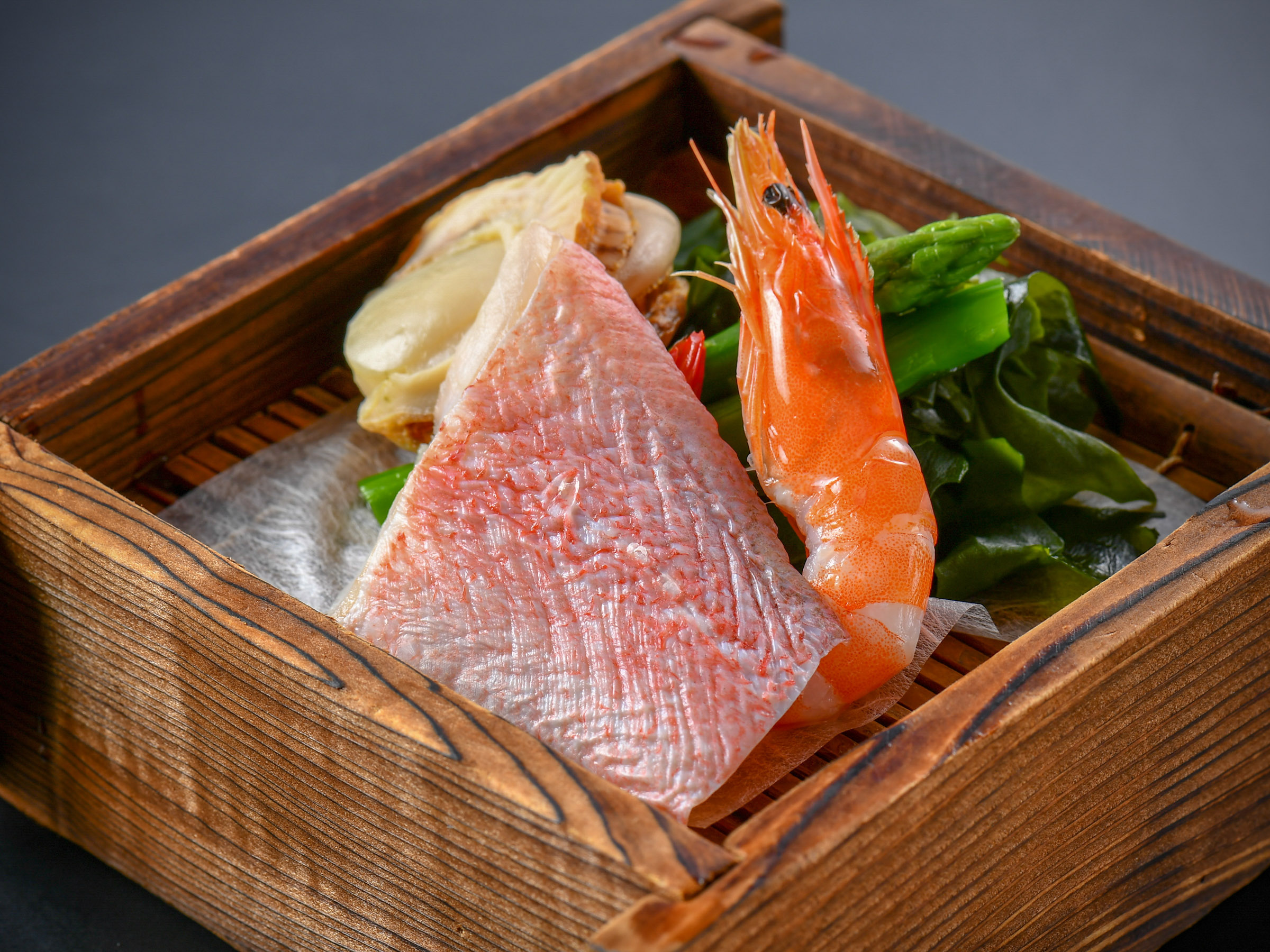 【海鮮せいろ蒸し】厳選された新鮮な魚介や旬の野菜を特製のせいろで蒸してご堪能ください♪