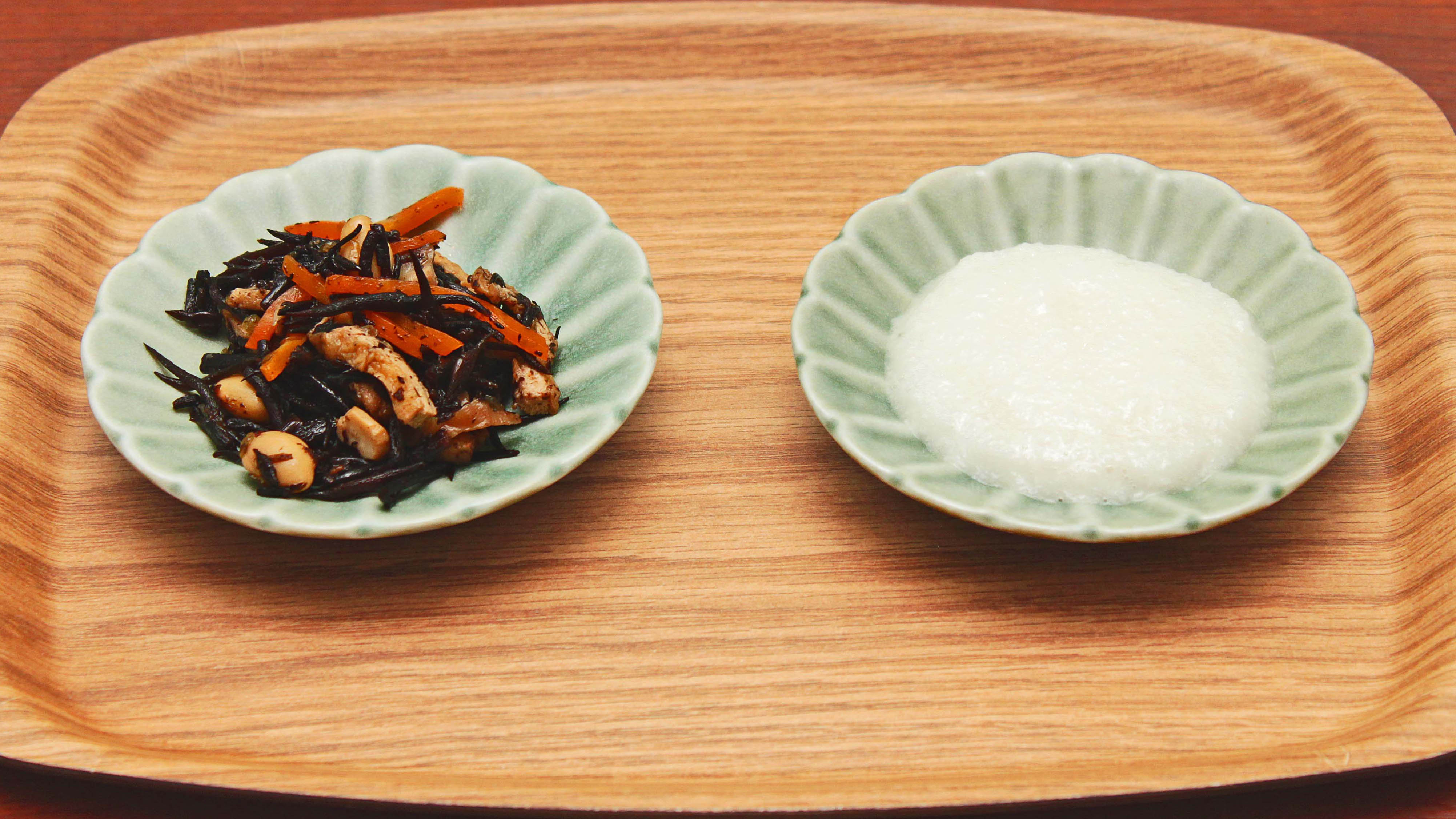 【ビュッフェ一例】左:ひじき煮　右:山芋とろろ