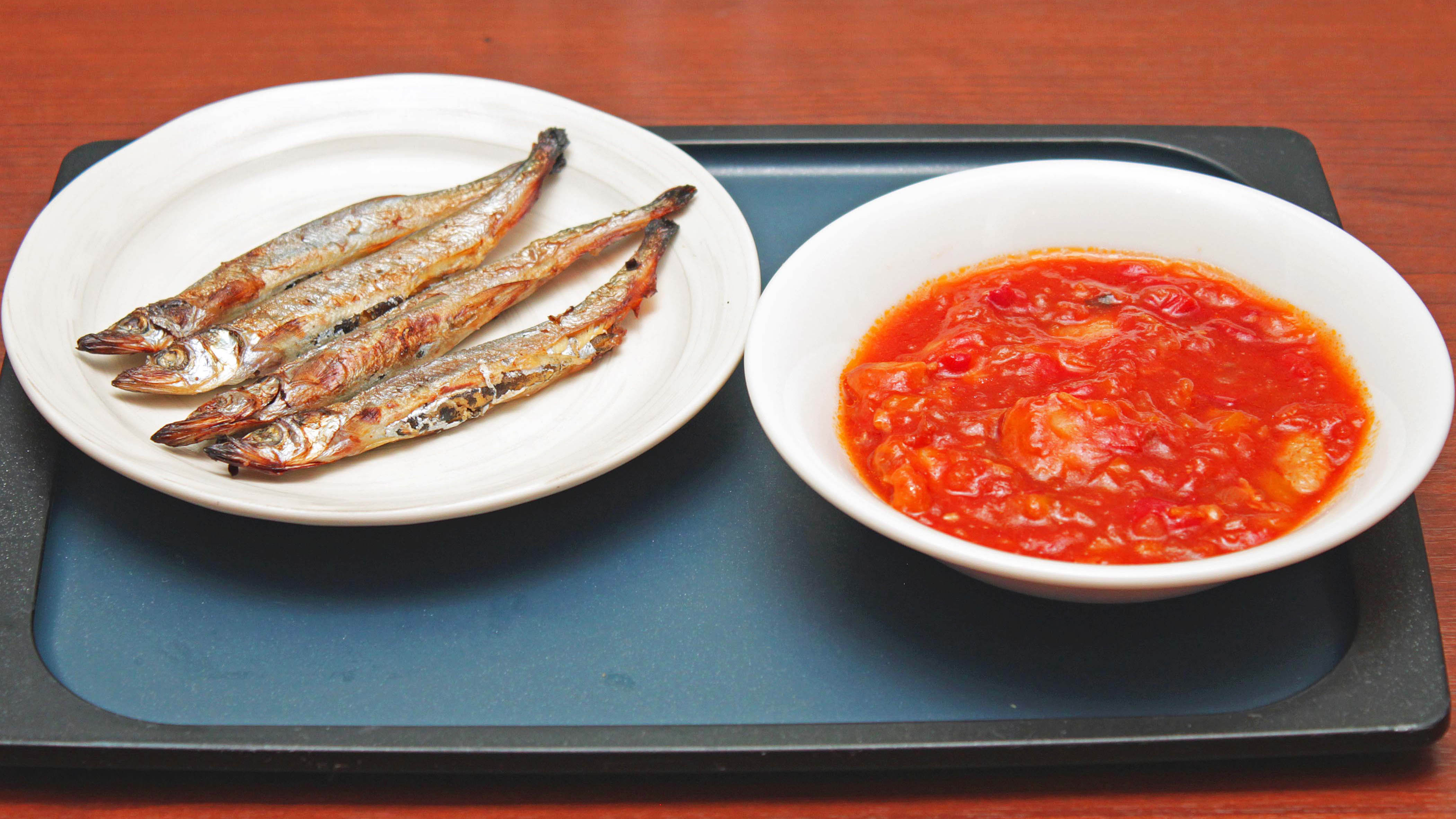【ビュッフェ一例】左:やきししゃも　右:鶏肉の煮込み　バスク風