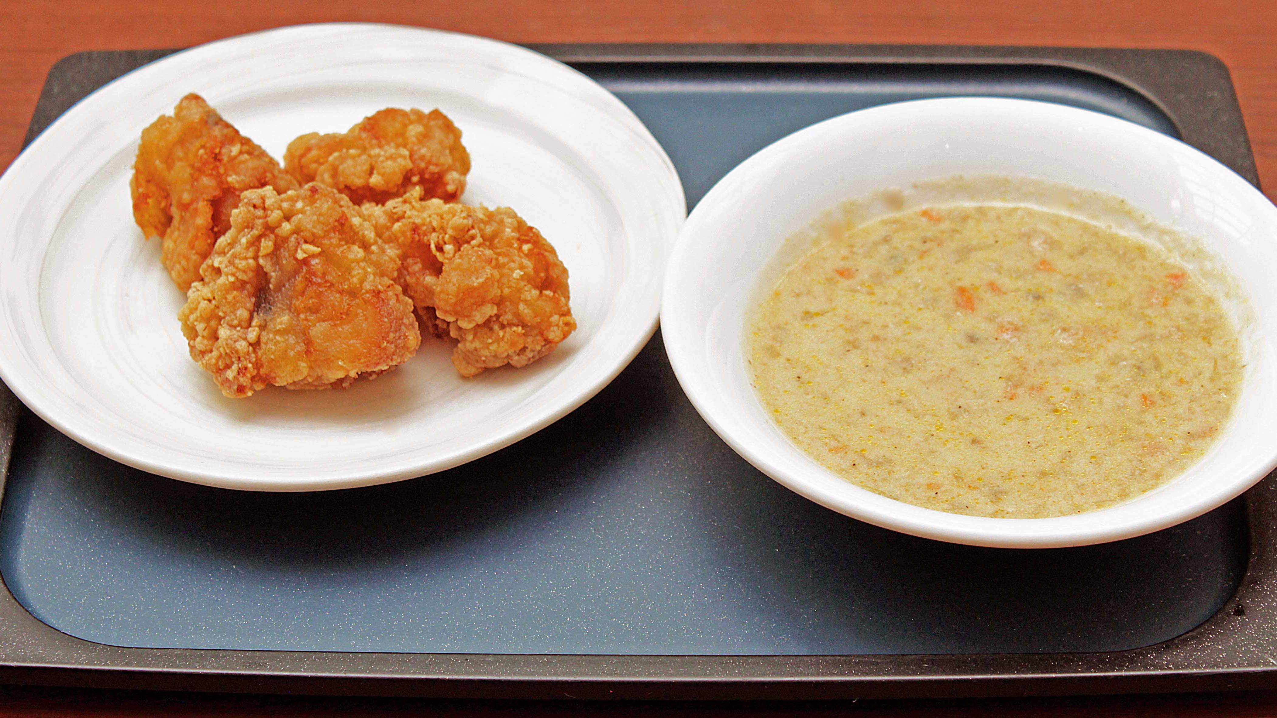 【ビュッフェ一例】左:鶏モモ竜田揚げ　右:エビとマッシュルームのチャウダー