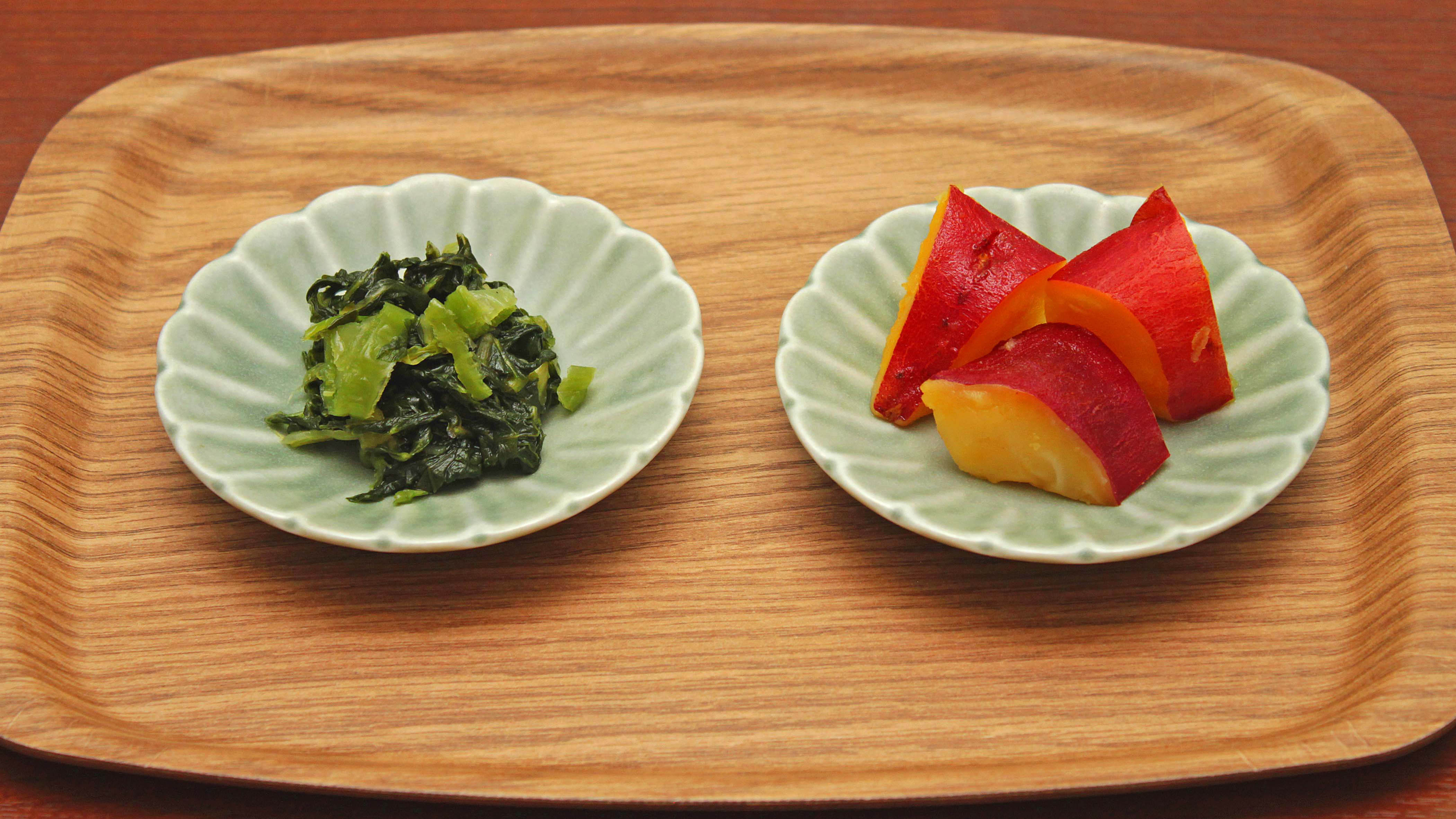 【ビュッフェ一例】左:青高菜　右:さつまいも甘露煮