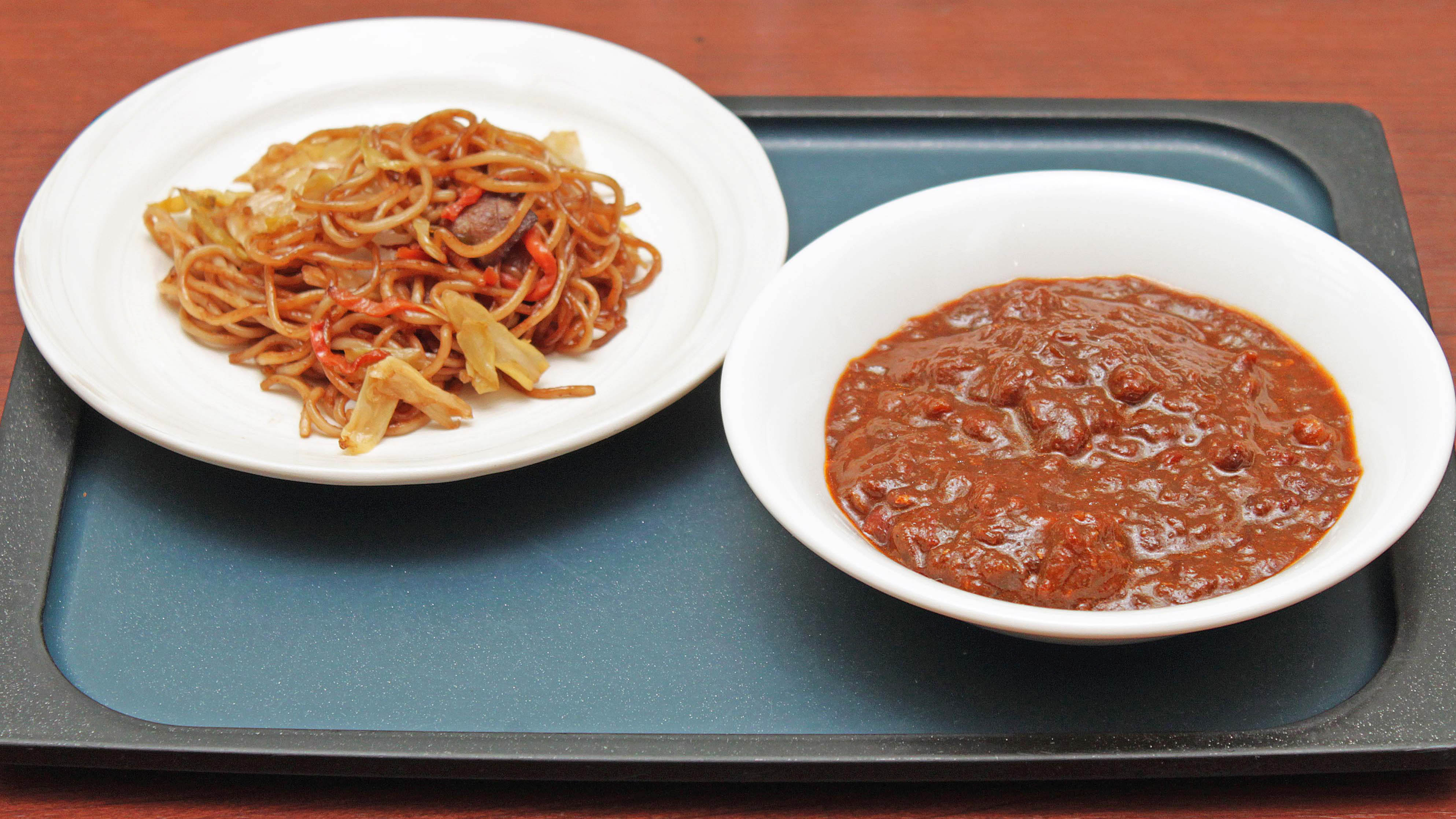 【ビュッフェ一例】左:焼きそば　右:マハラジャチキンカレー