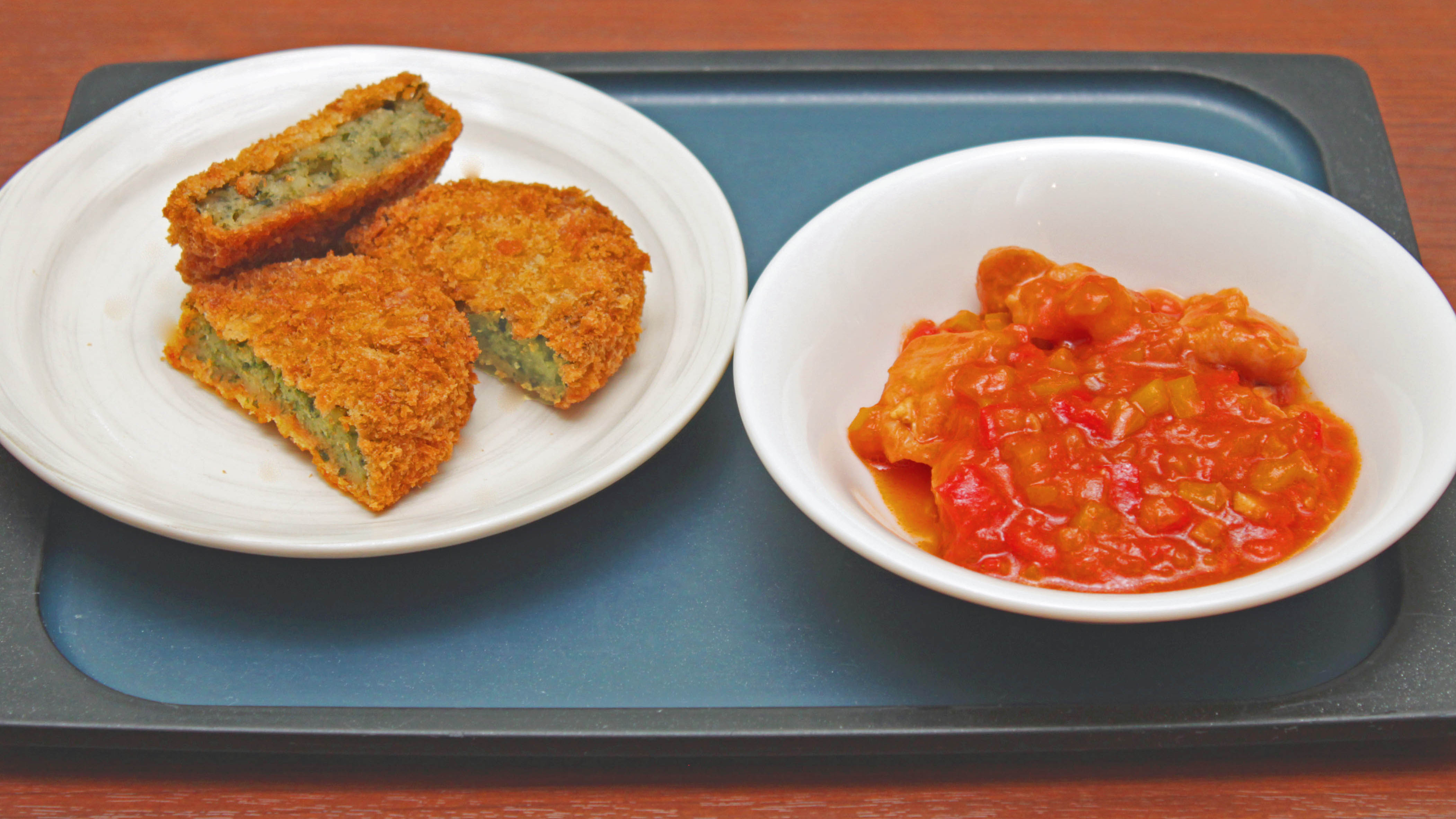 【ビュッフェ一例】左:青さのりコロッケ　右:鶏肉の煮込み　バスク風