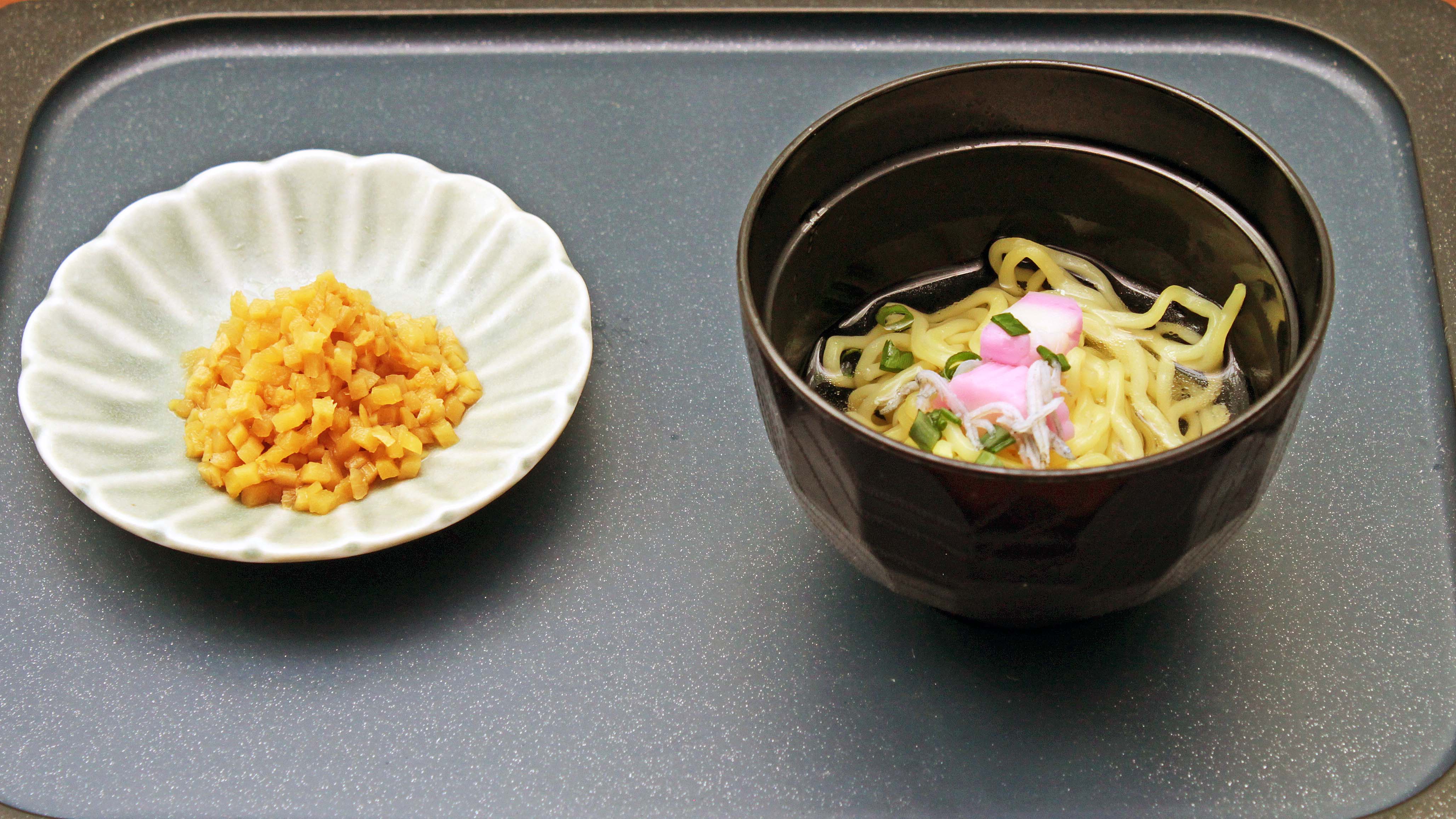 【ビュッフェ一例】左:おかず生姜　右:高知赤岡名物 中日ラーメン