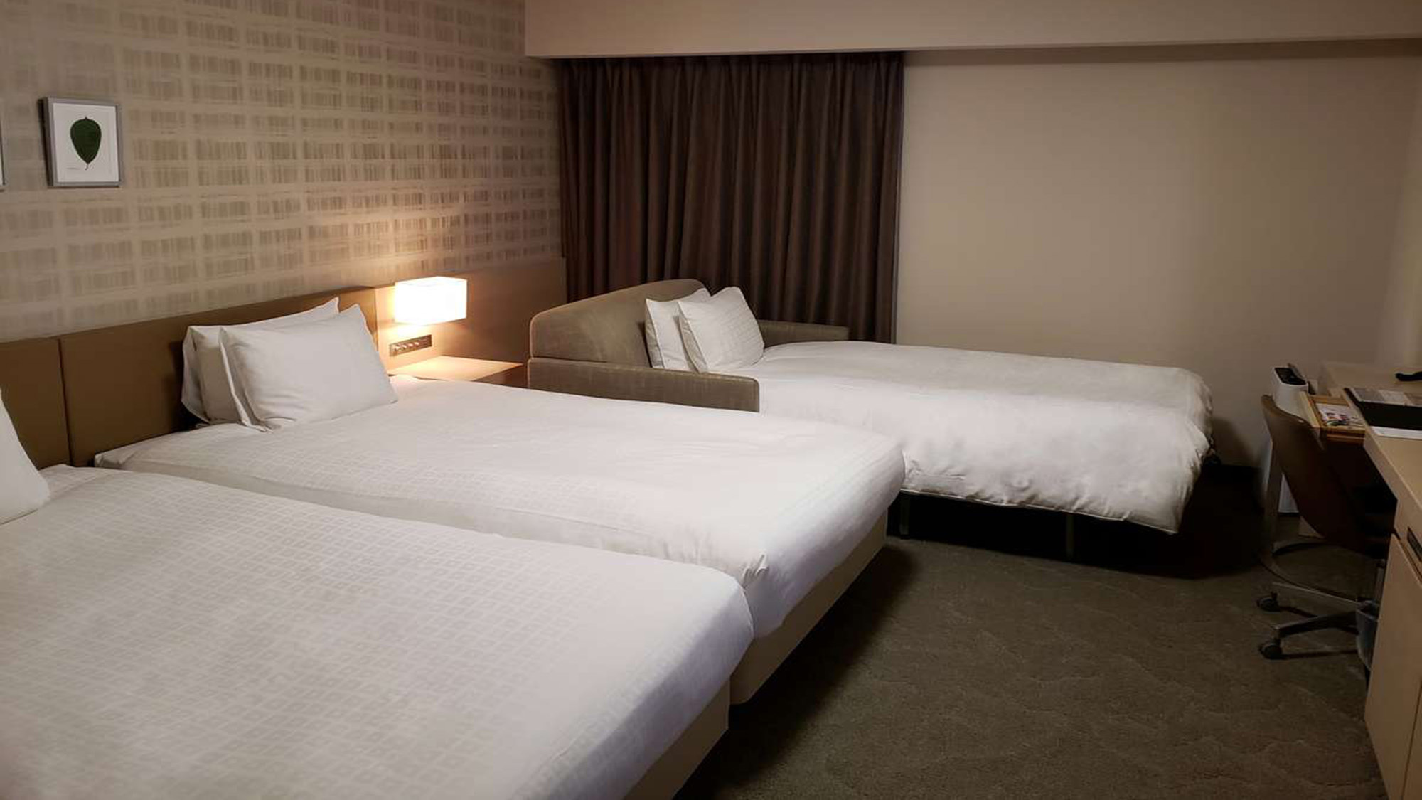 【喫煙】ツイン3名利用・セミダブルベッド2台+追加ベッド1台