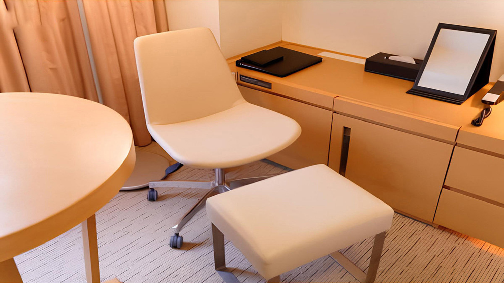 【シングル・ダブルルーム】道路側のお部屋はナチュラルな色合い♪疲れた足もリラックス～