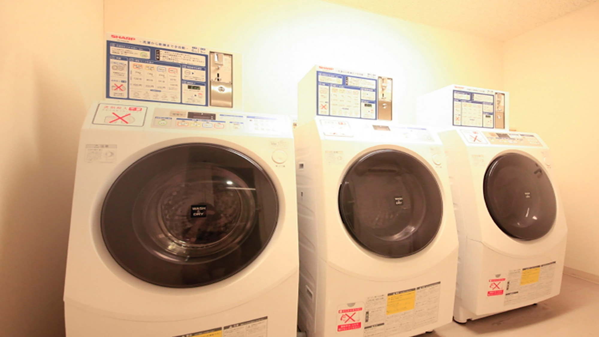 ドラム式のコインランドリーを設置しております！乾燥までこれ一台♪2階と8階にございます。
