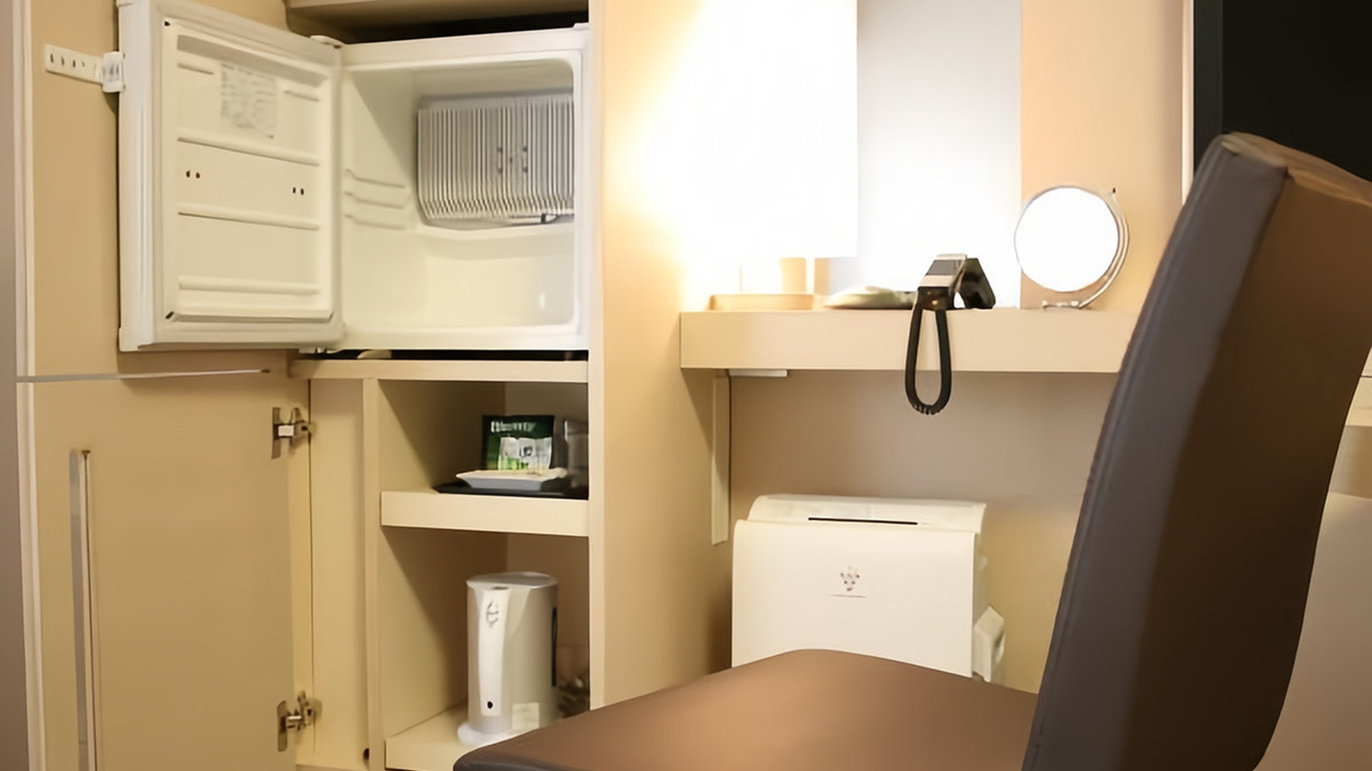 【ユニバーサルルーム】お部屋の冷蔵庫などはお使い頂きやすい位置に設置しております。