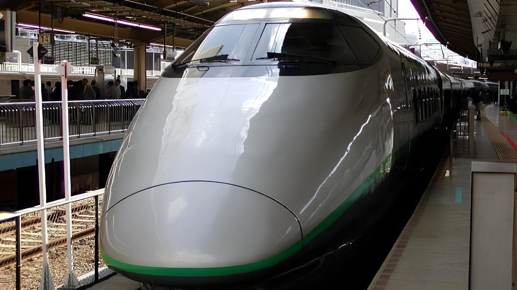 【つばさ号】山形までのつばさ号。シルバーとグリーンのやさしい色合いの車体です。