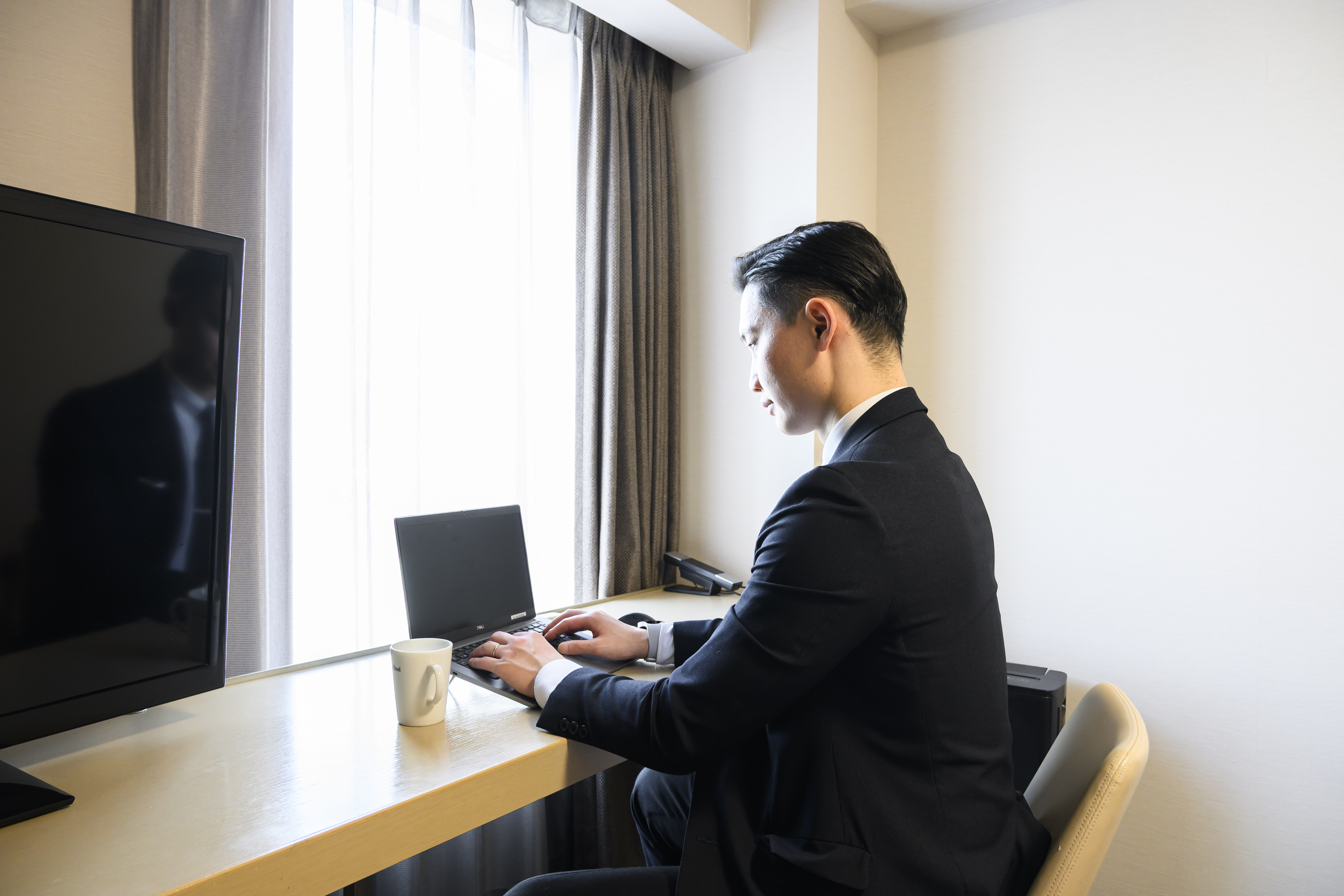 お部屋での仕事にも最適なワイドなデスク