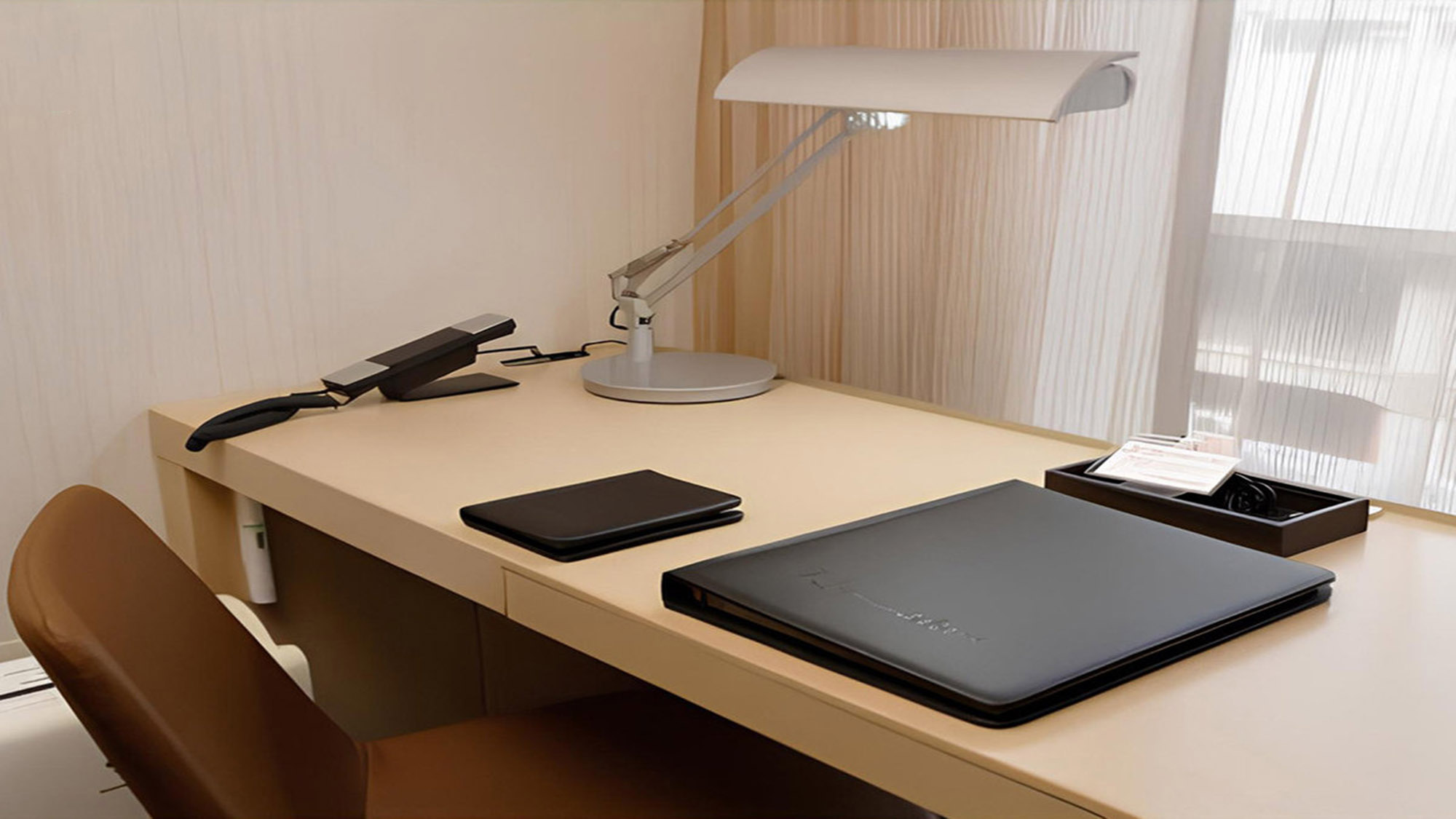 【シングル・ダブルルーム】駅側のお部屋はシックな雰囲気｡長机はビジネスマンに人気です。