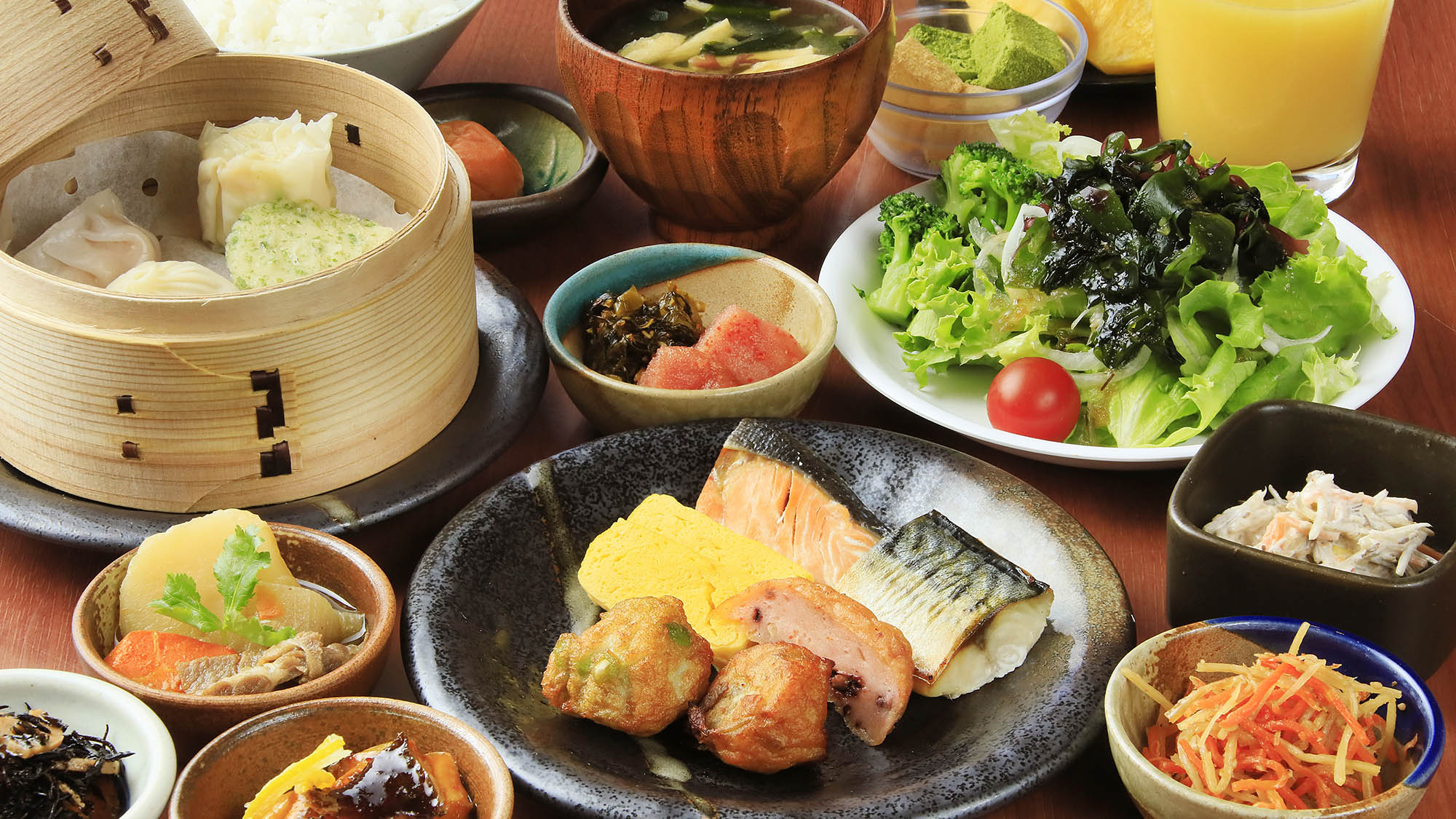 朝食　和洋折衷のビュッフェスタイルで品数は50品以上をご用意しております。