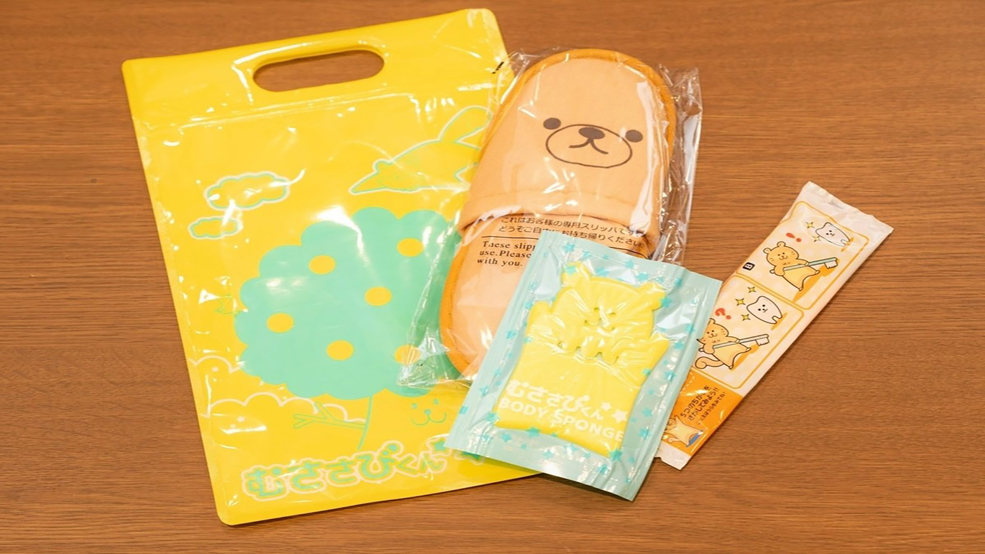お子様用のアメニティ☆歯ブラシ、スリッパ、ボディスポンジ、折り紙をご用意しております。