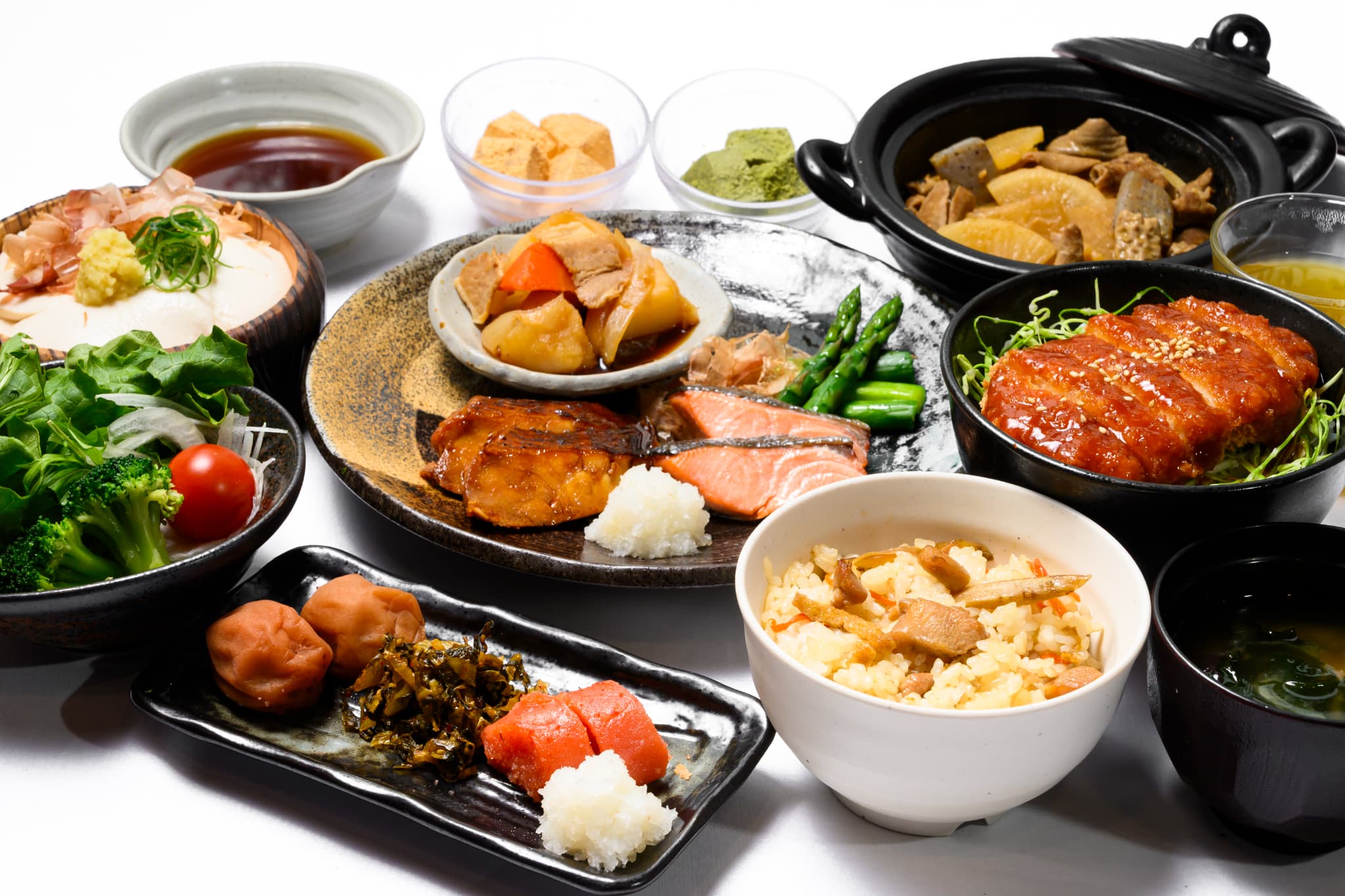 福島の味を心ゆくまで。ソースカツや郷土料理など、地元の美味しさを詰め込んだ贅沢な朝ごはんをどうぞ。