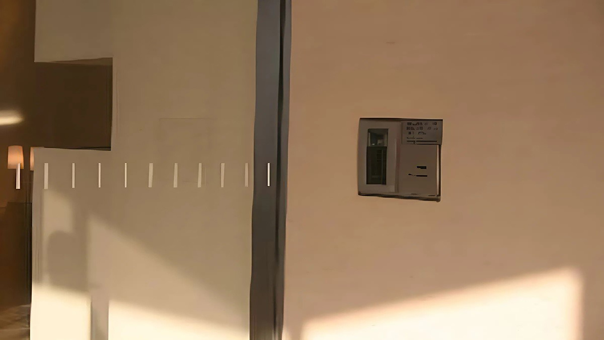 入り口自動ドアは午前０時から朝６時までロックされます。