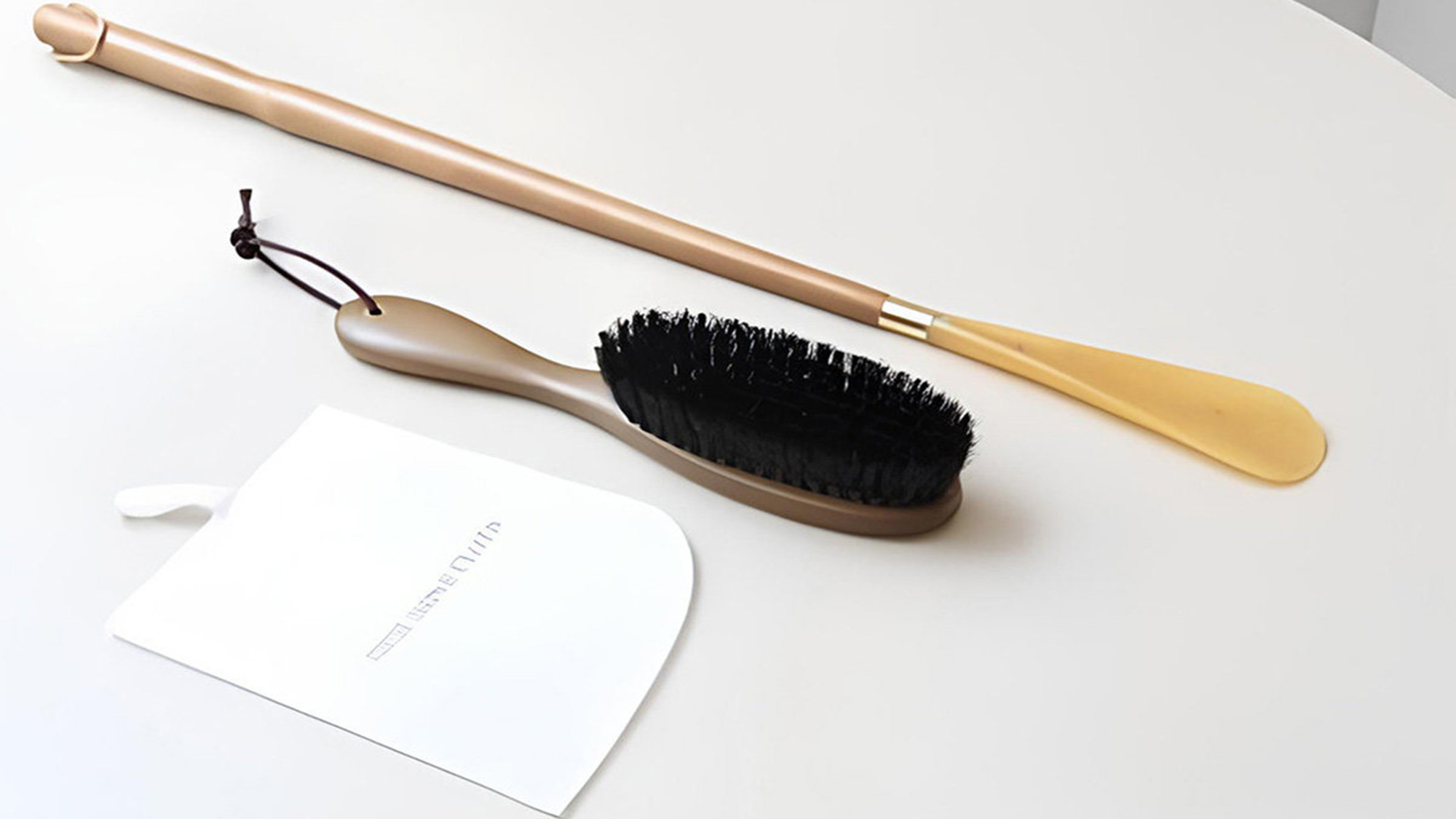 靴べらとシューシャインペーパー、洋服用ブラシも完備！