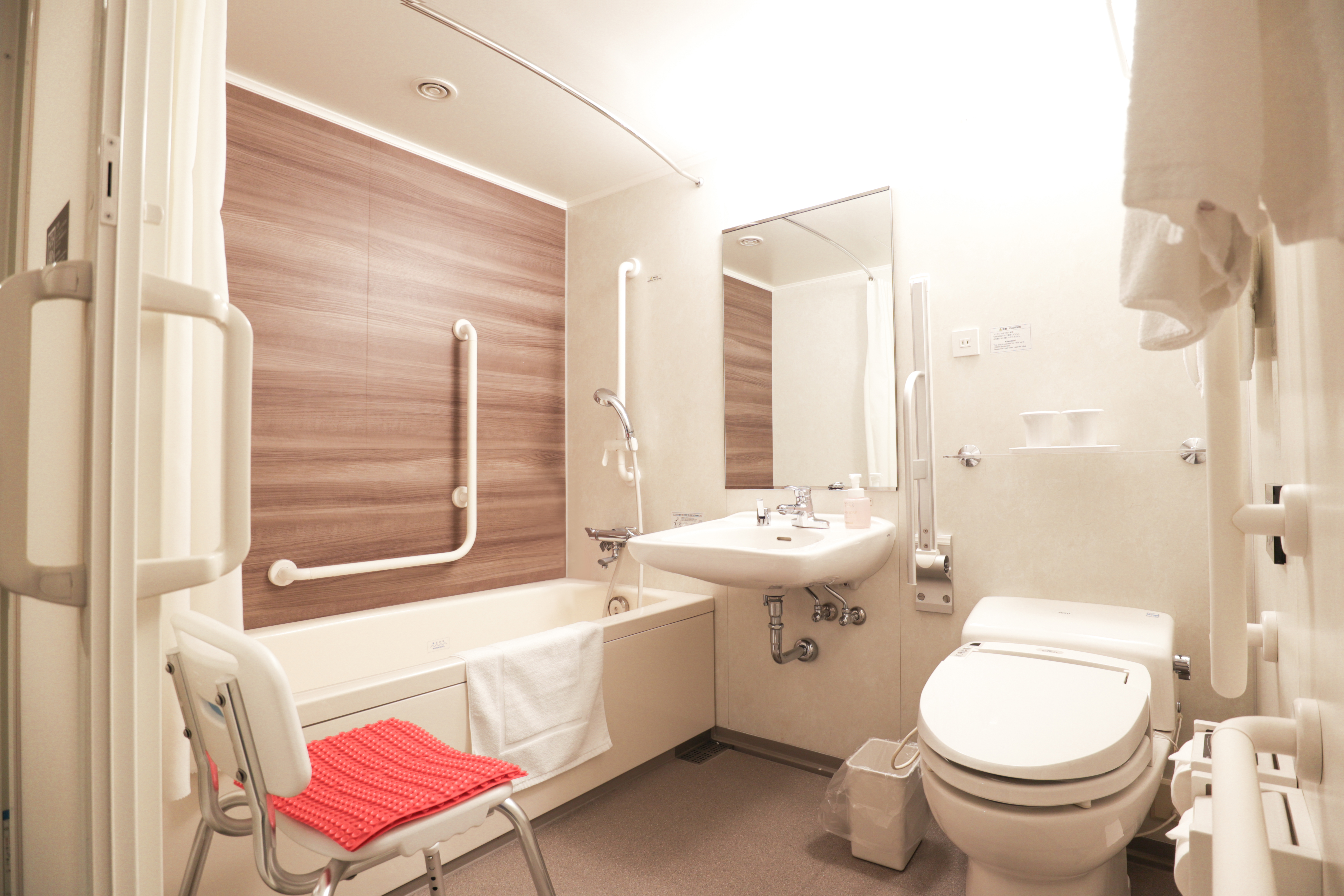 【ユニバーサルルーム】お身体の不自由な方にも安心してお使い頂ける設備をご用意しております。