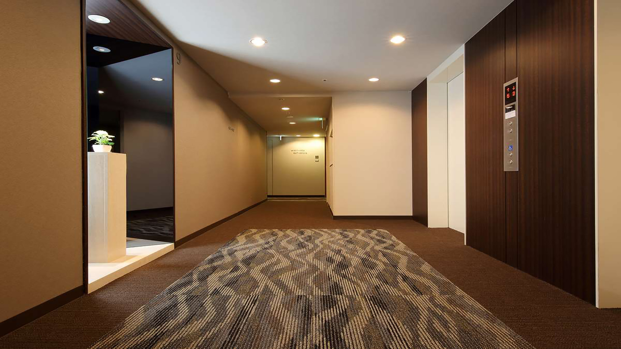 【館内】各階のエレベーター前廊下