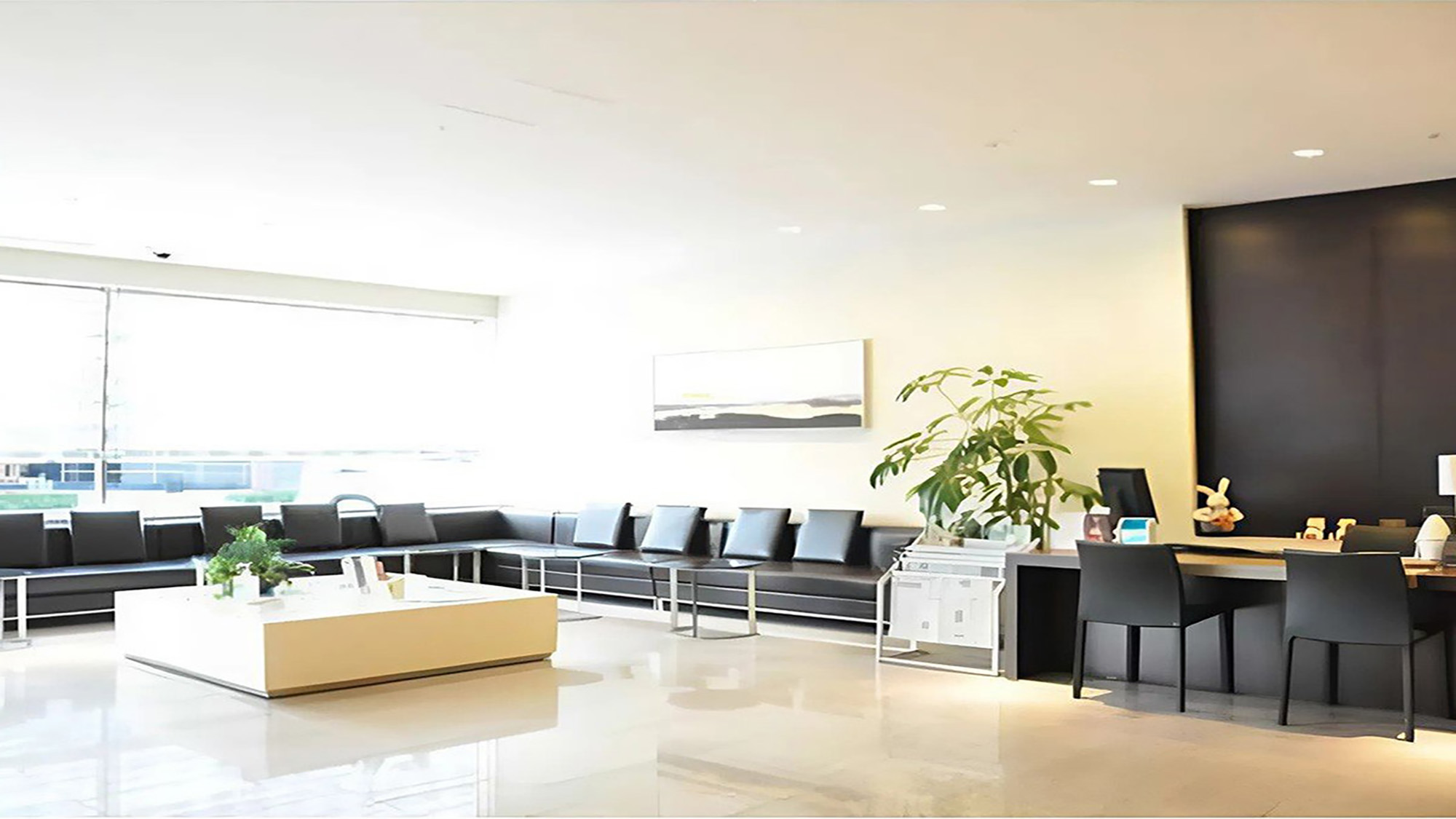 【ロビー】ロビー玄関からフロントまでは開放的な空間が広がっております。