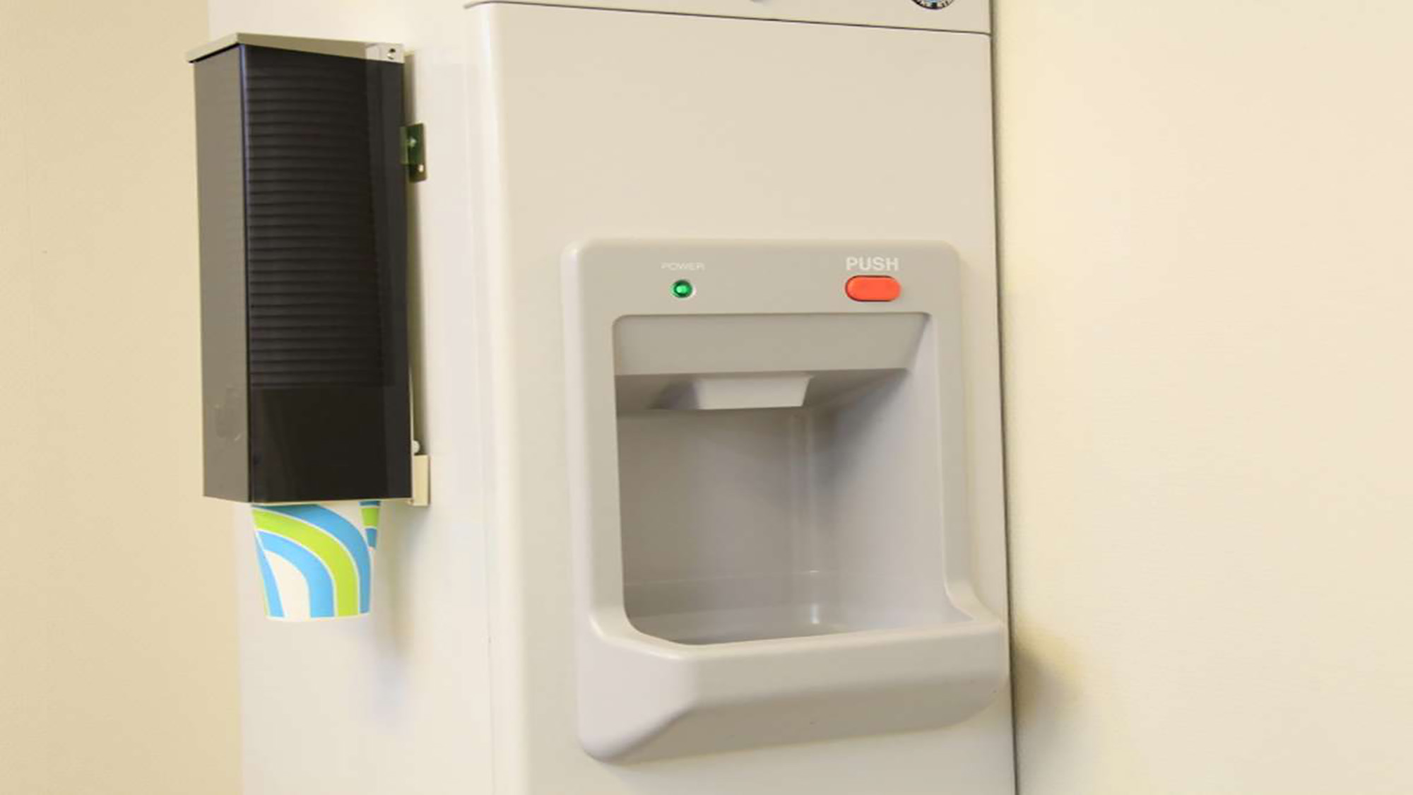 【製氷機】５階の自動販売機コーナーに設置。お部屋のアイスペールをご利用下さい♪