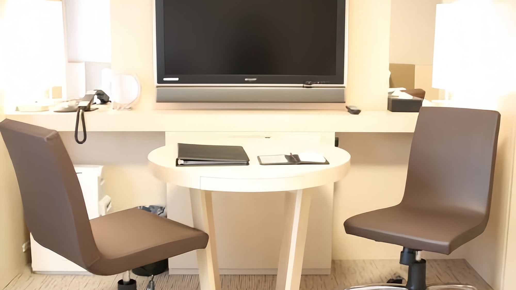 【ユニバーサルルーム】こちらのお部屋には丸テーブルと椅子を２つご用意しております。