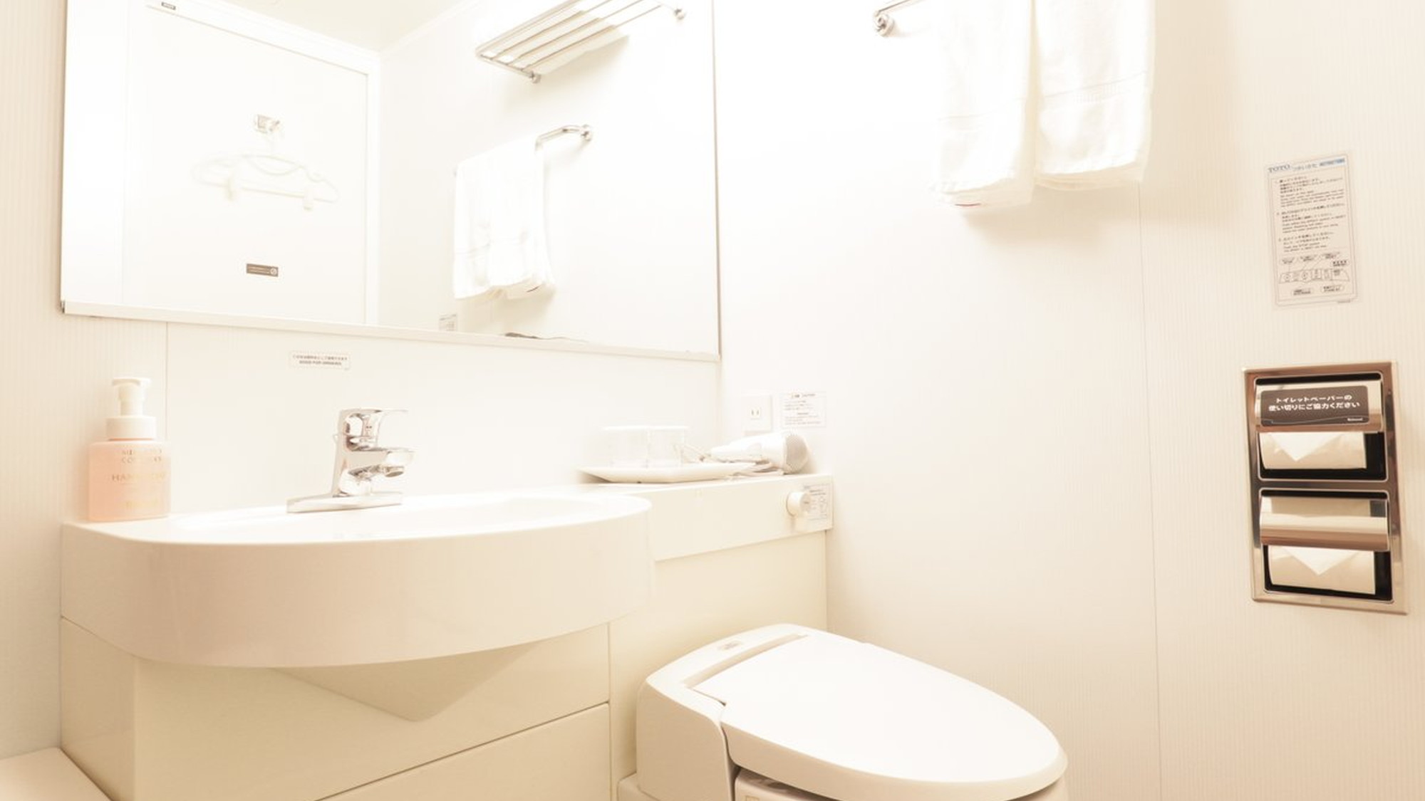 【シングル・コーナーダブルルーム】全室バストイレが一緒のユニットバスタイプでございます。