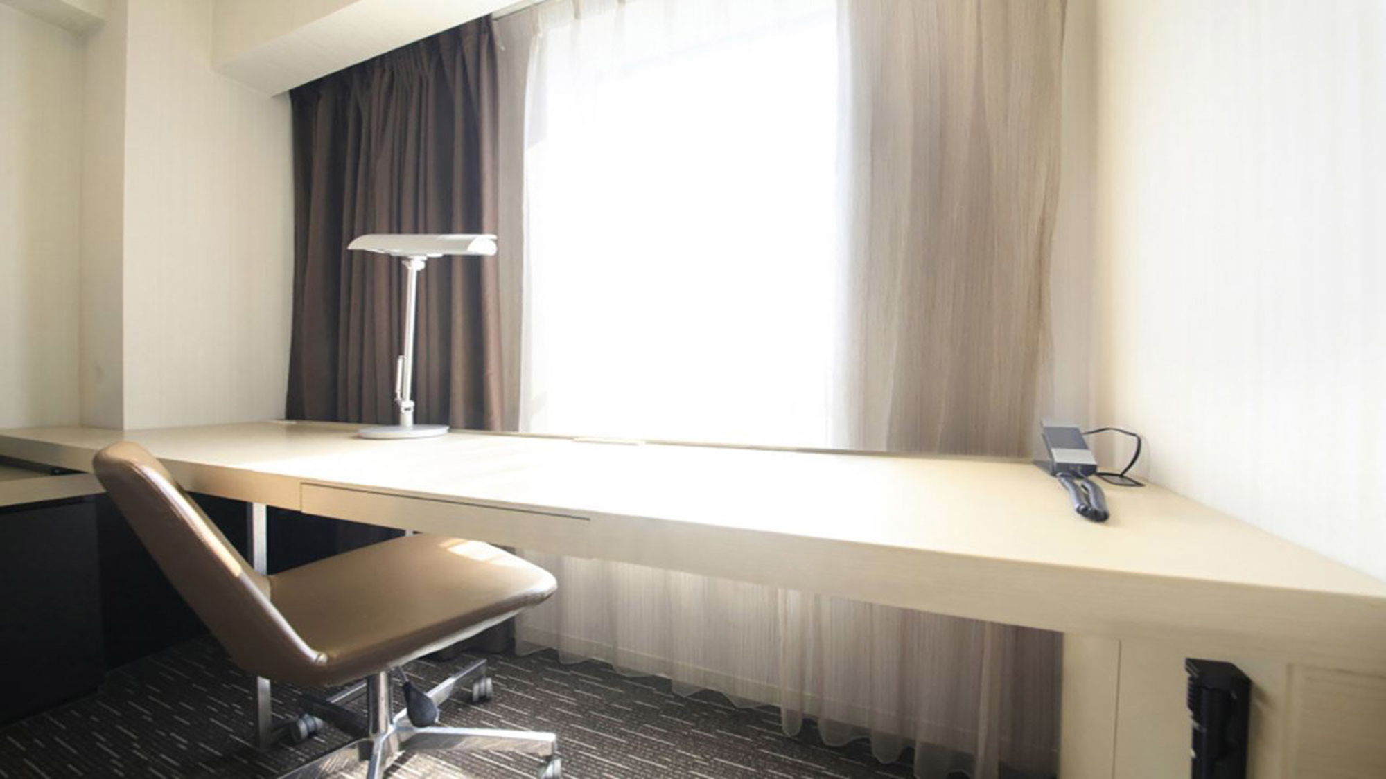 駅側のシンプルなデザインのお部屋には長机をご用意
