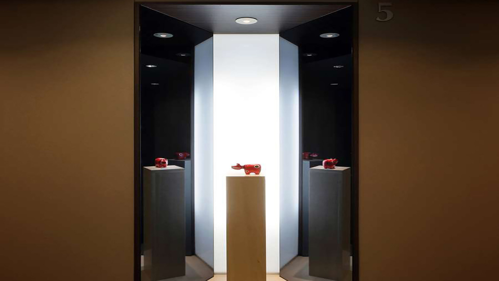 【館内】各階のエレベーター前廊下
