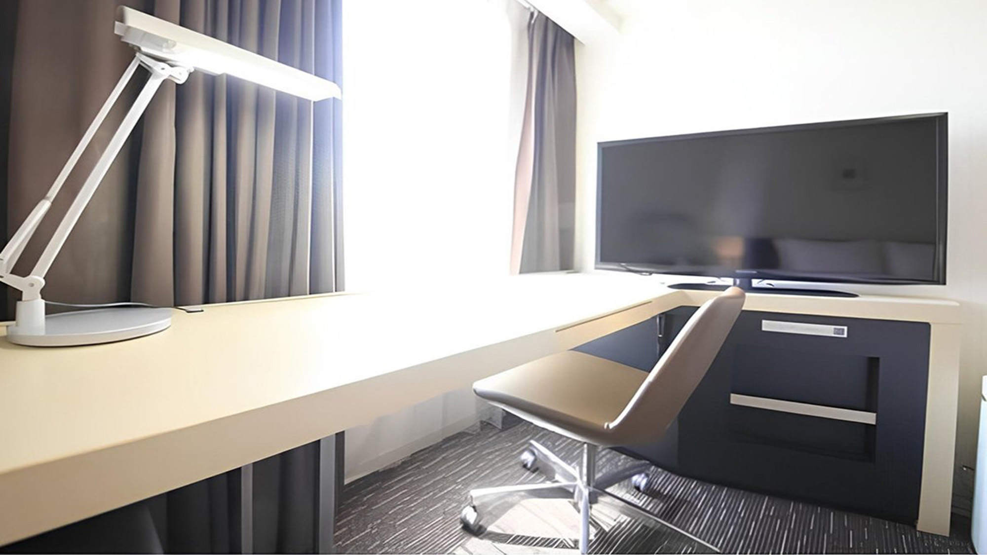 【シングル・ダブルルーム】広いデスクでお仕事もはかどります♪