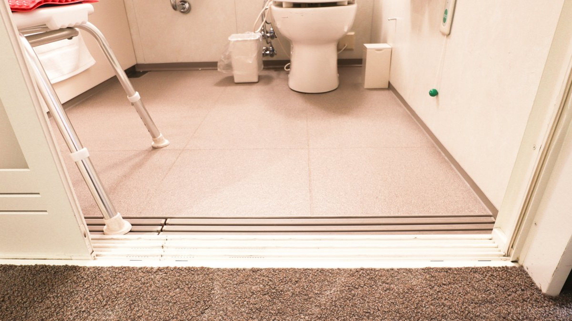 【ユニバーサルルーム】お身体の不自由な方にも安心してお使い頂ける設備をご用意しております。