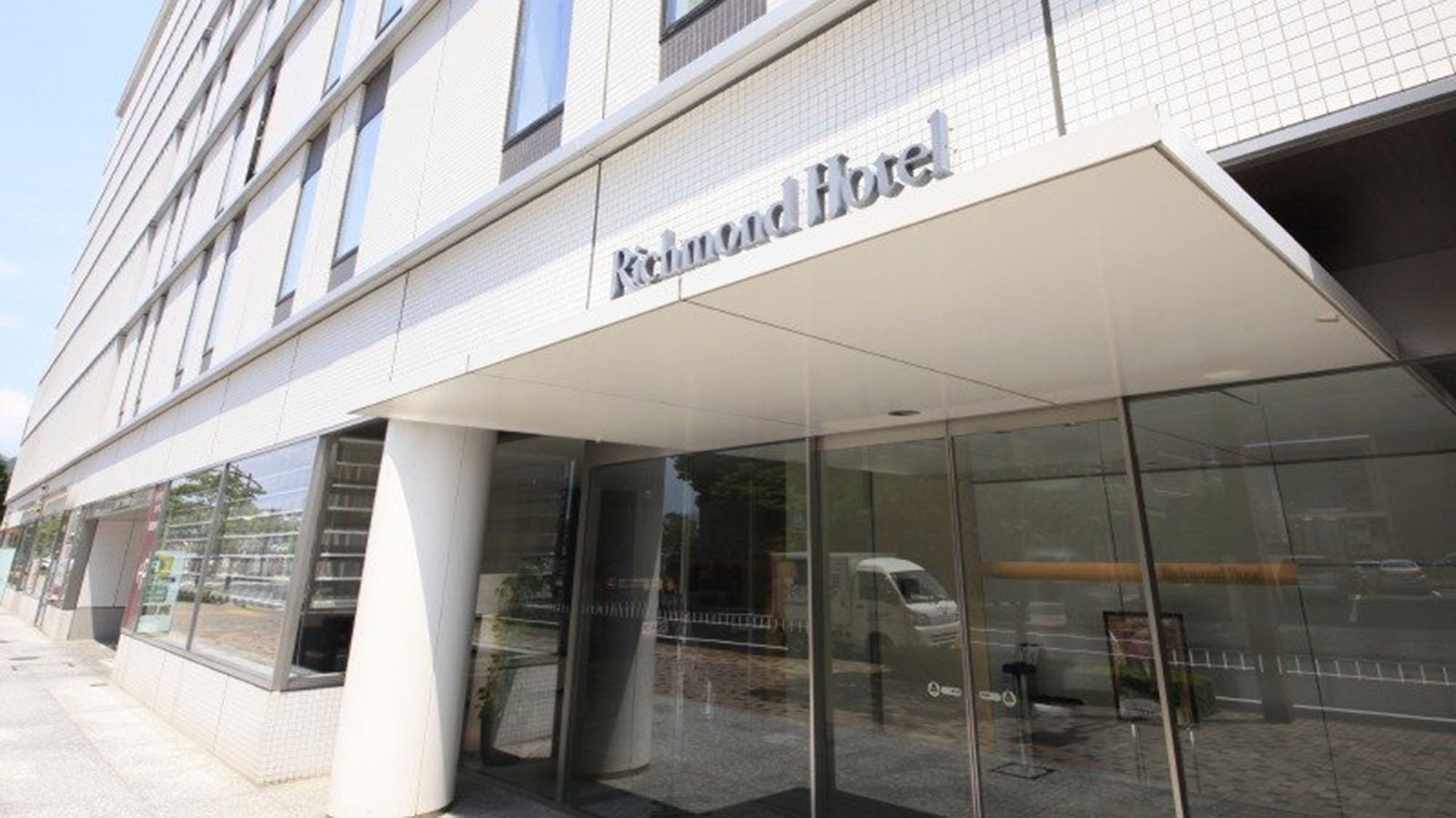 エントランス♪白い外観が目印です☆