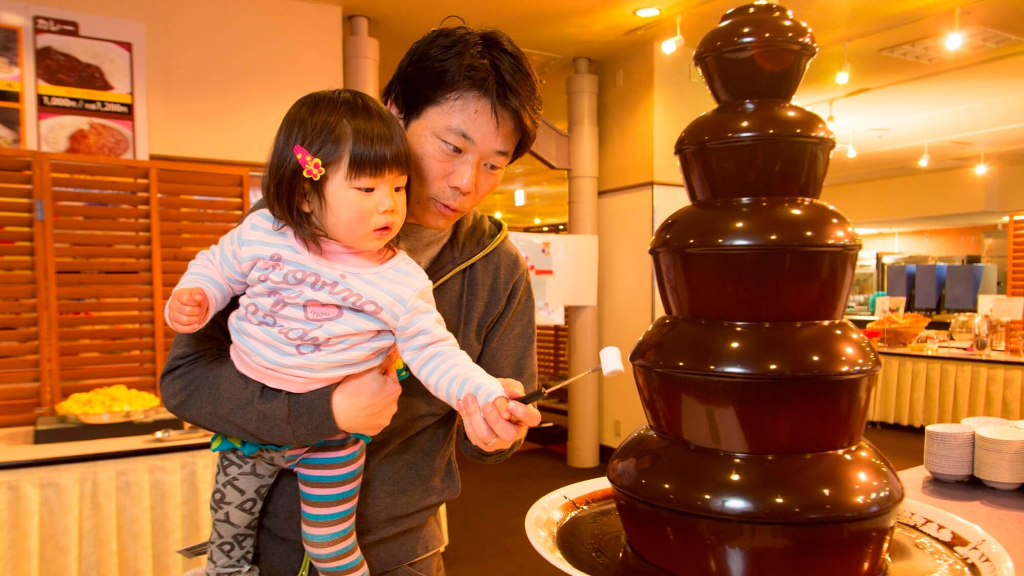 夕食のデザート、お子様に人気のチョコレートファウンテン