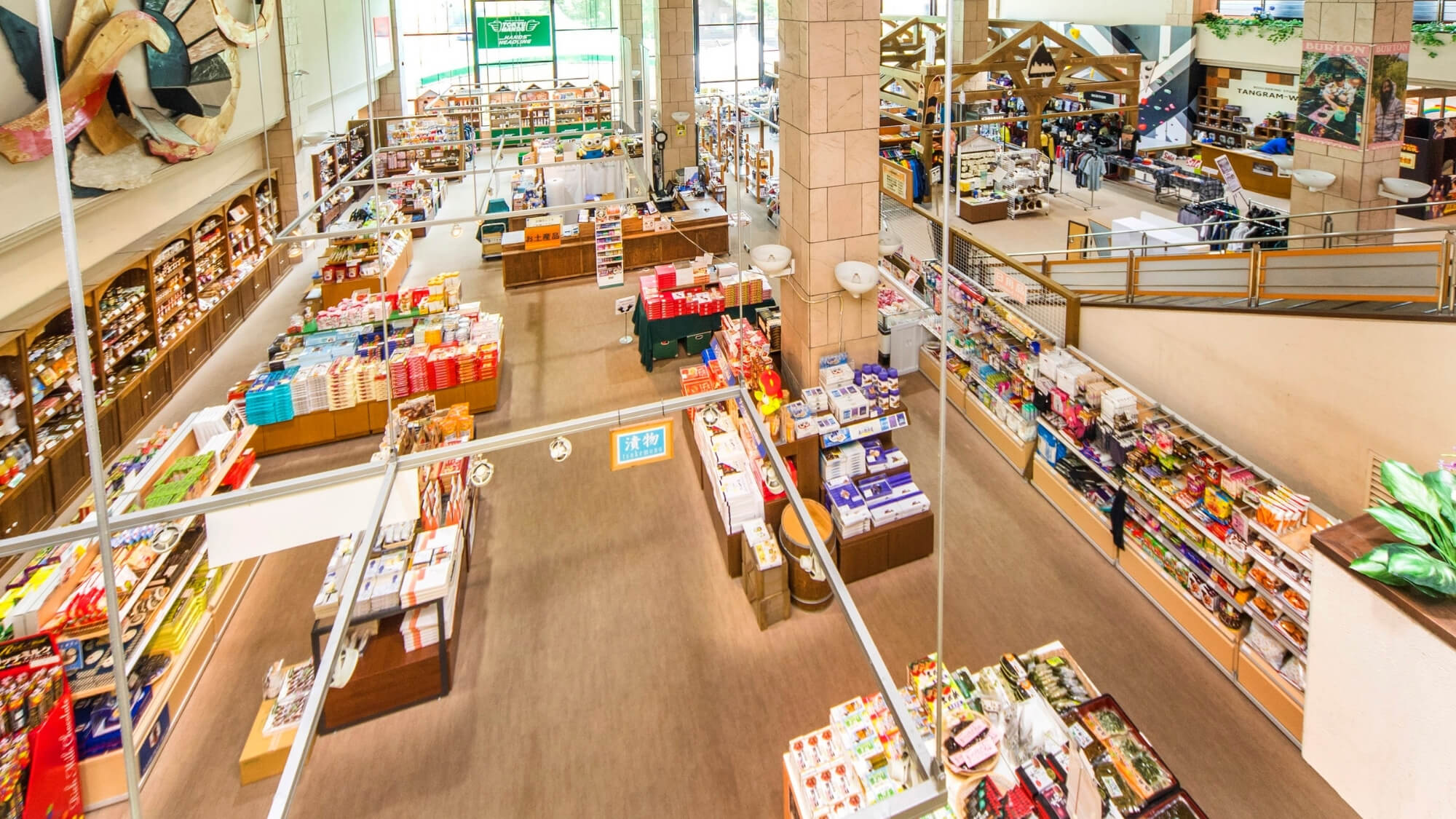 【売店】地元特産品やオリジナルグッズなど、アイテム総数約5000点！