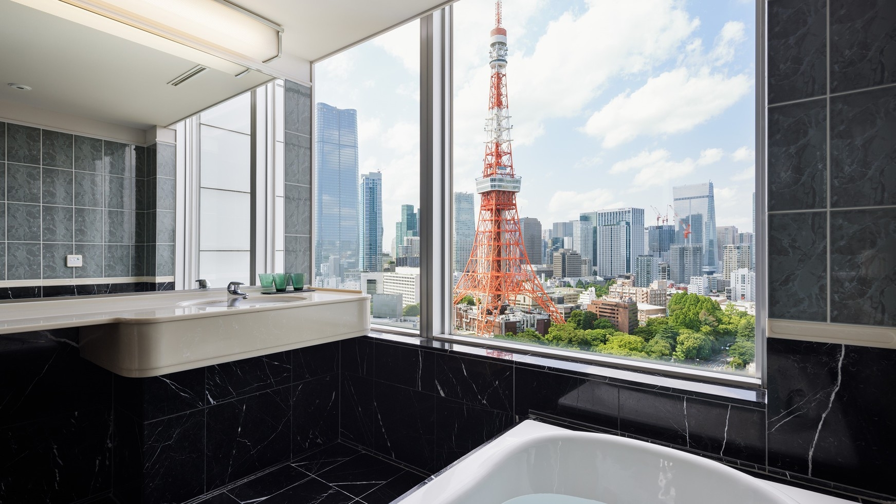東京タワーを眺めるビューバスルーム　Room NO.17〜TOKYO Photogenic Stay