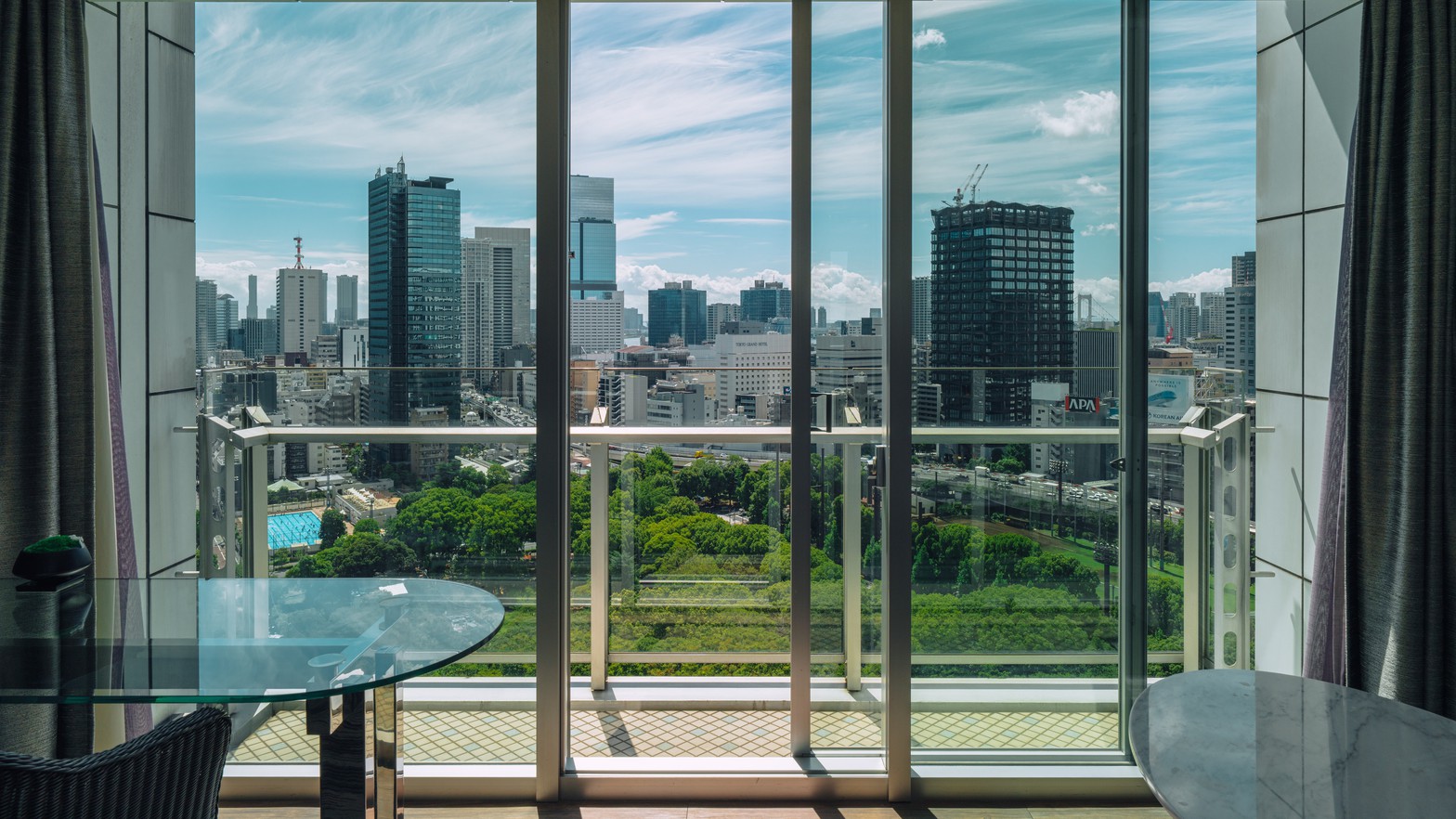バルコニーから東京の景色を一望