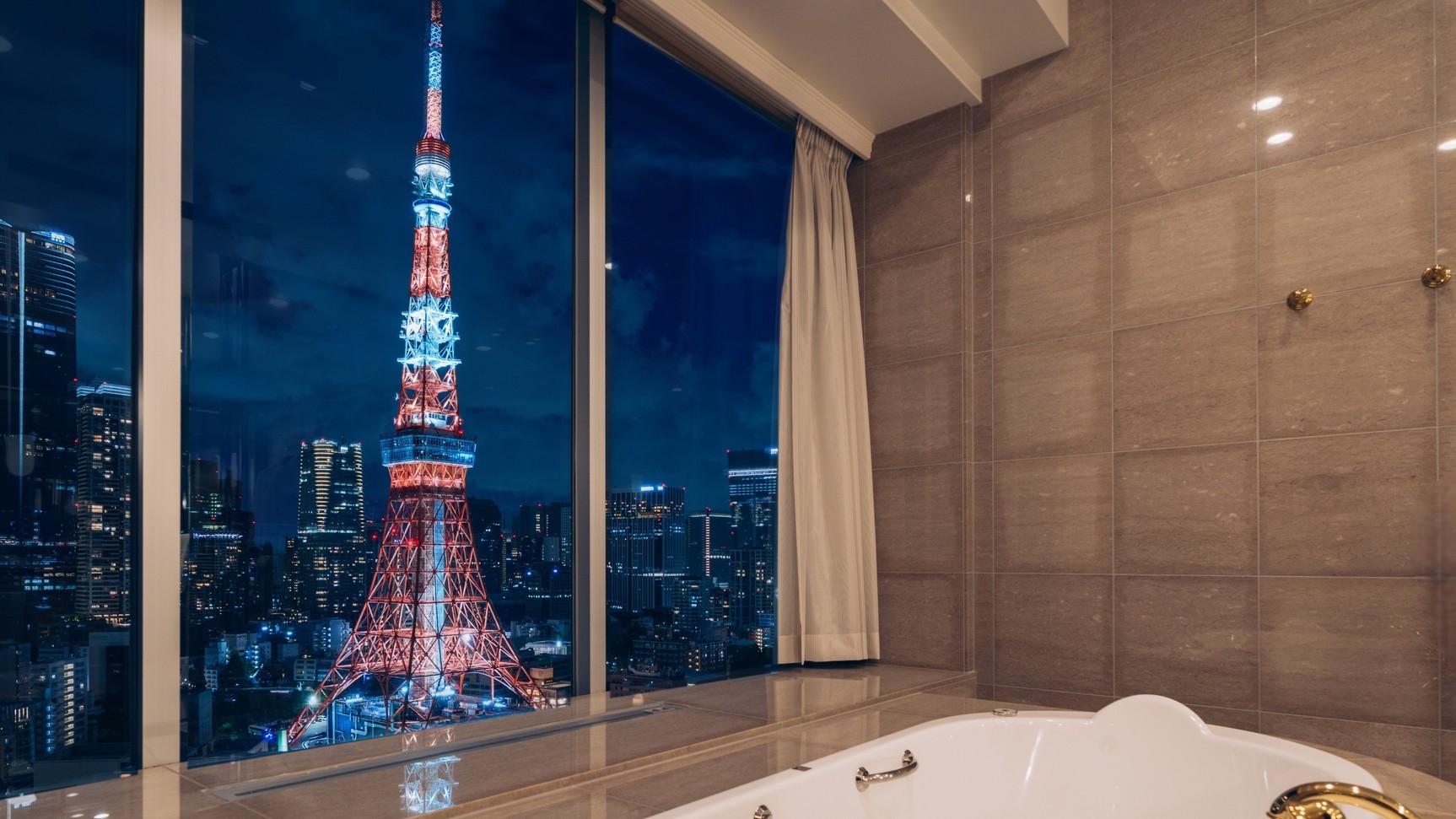 【リニューアル】Sky-High Suite Experience -高層階のスイートルームステイ