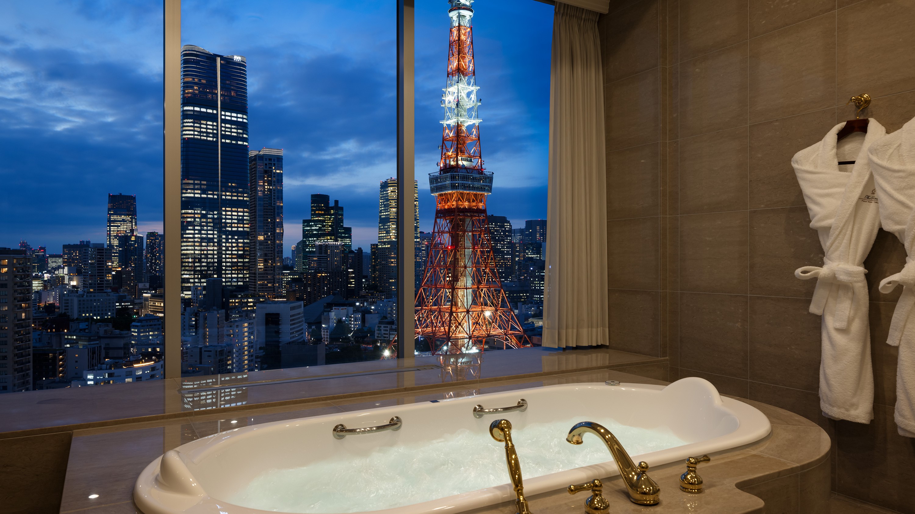 タワービュースイート(バスルーム)(32F・135平米)