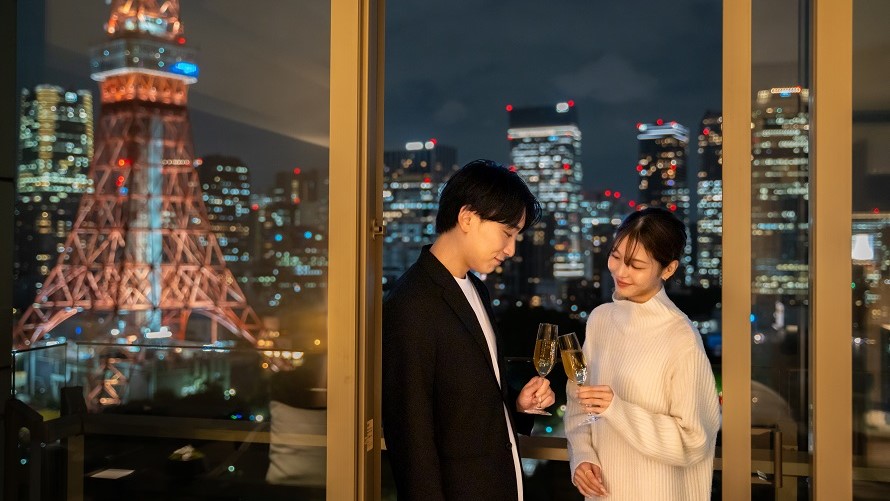 東京タワー側の客室でシャンパンで乾杯