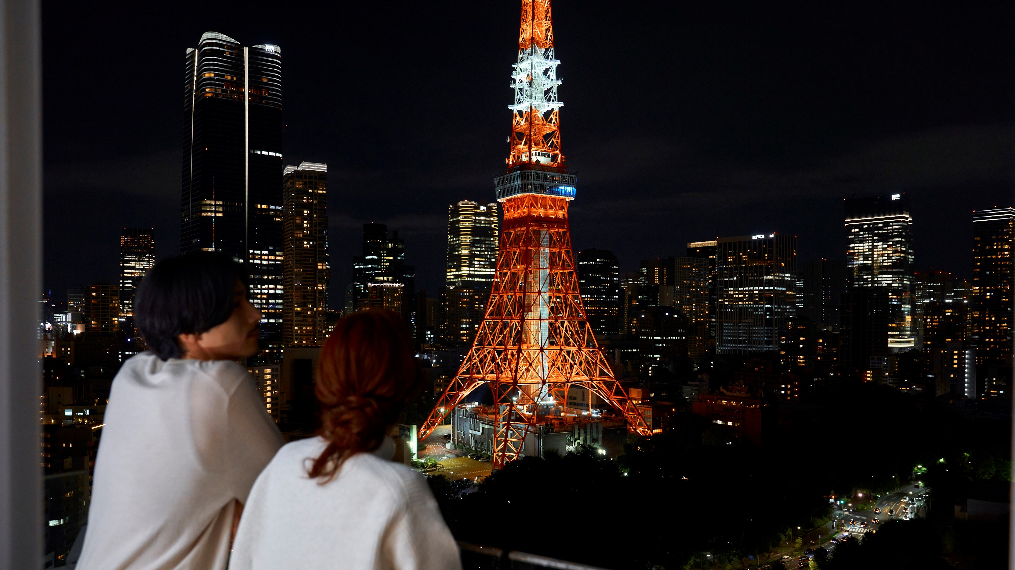 バルコニーから東京タワーと夜景を眺める特別なひととき