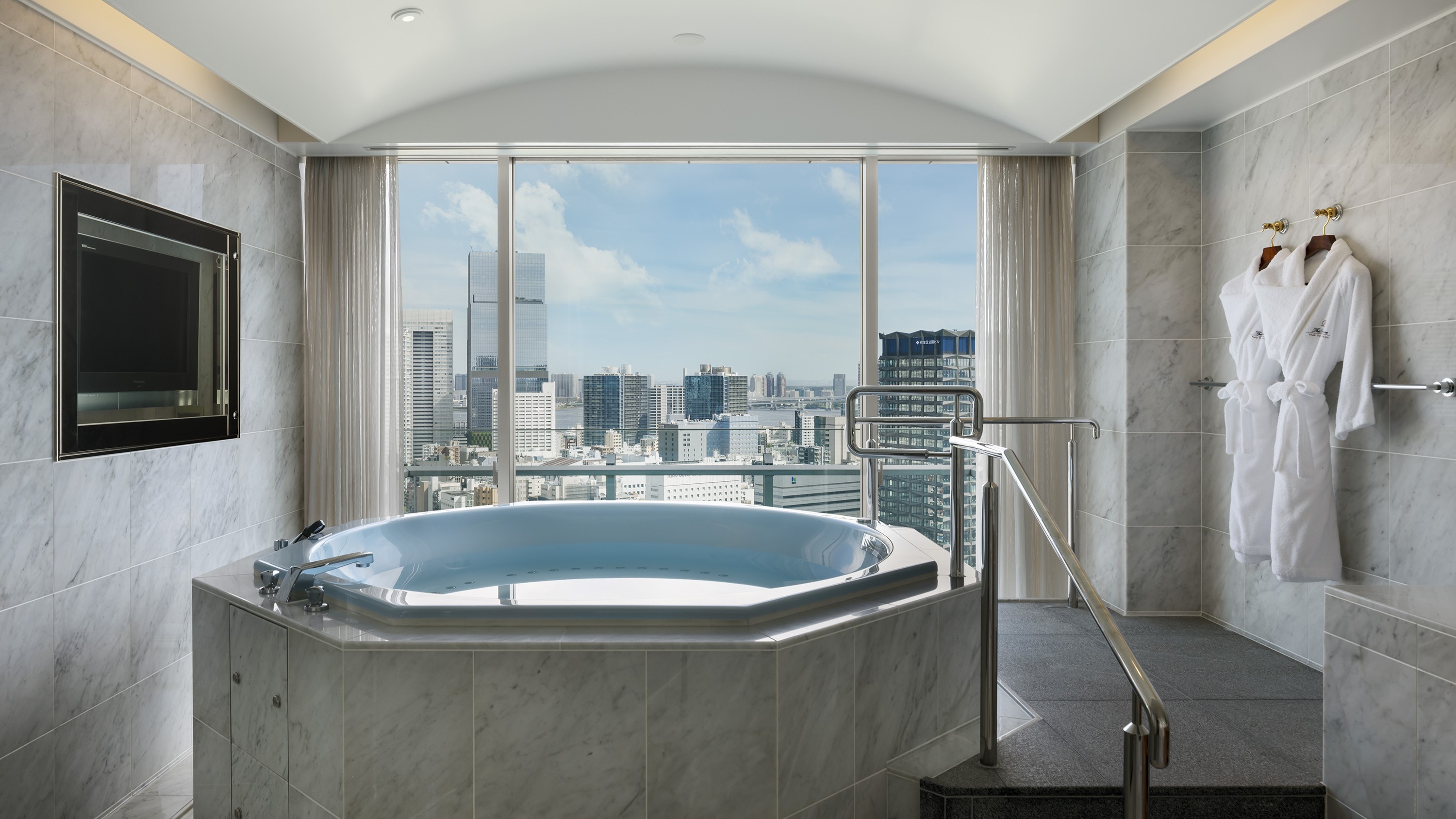 ビューバススイート(バスルーム)(32F・70平米)