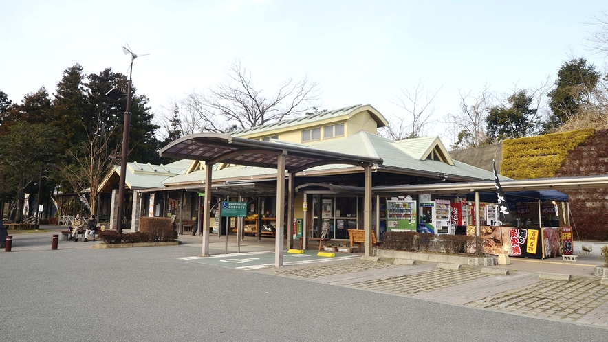 道の駅高千穂までお車で3分。特産品や新鮮野菜の販売、レストランでは高千穂牛丼やチキン南蛮も！