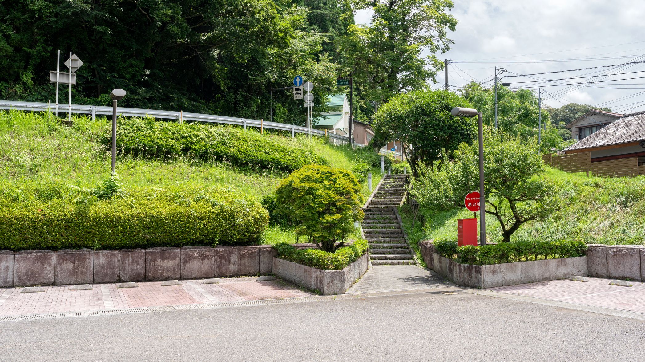 高千穂神社、夜神楽へは正面駐車場奥のこちらの階段をお上がりください^^/