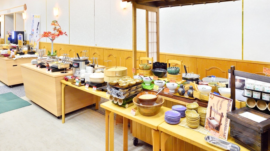 朝食ビュッフェは地元高千穂の食材を使用。郷土料理メニューもありますよ♪