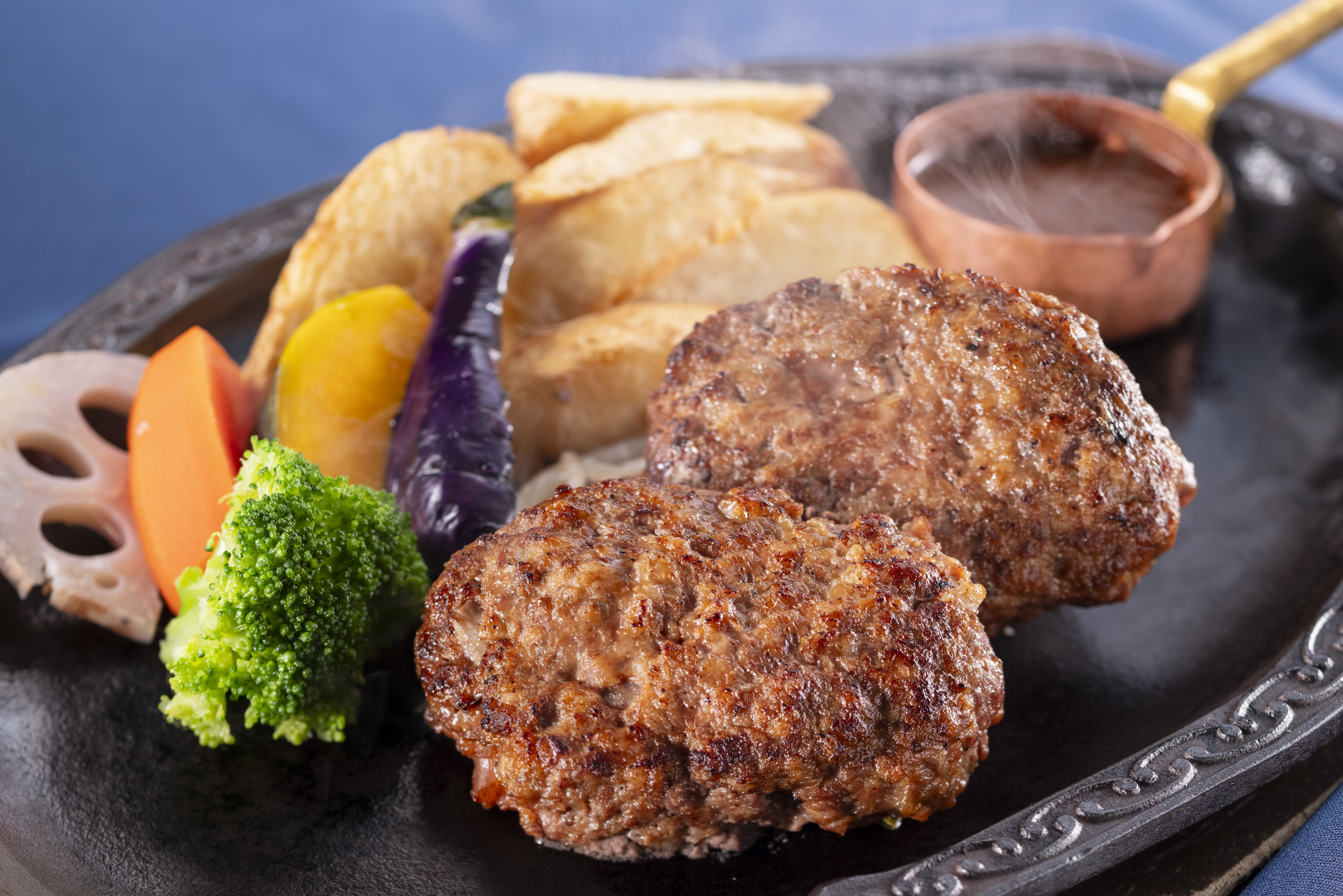 「あがの姫牛」＆「純白のビアンカ」のハンバーグランチ