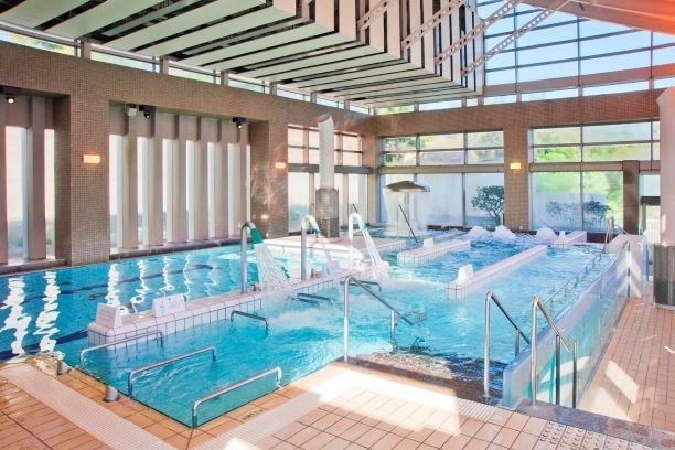 目の前は海！爽快ホテルのプール入り放題＆手持ち花火プレゼント♪夏の思い出ぜんぶ入りプラン（1泊2食）