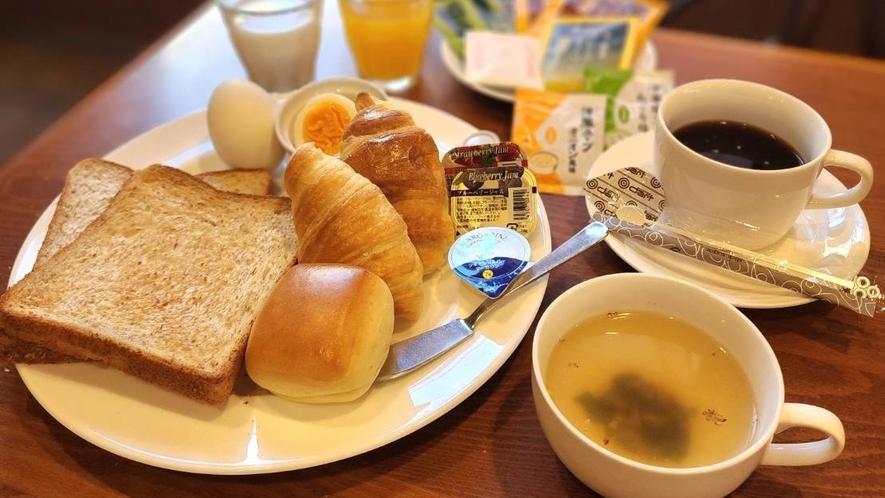 *【朝食】無料で好きな分だけお召し上がりいただけます（パン、ゆで卵、スープ）