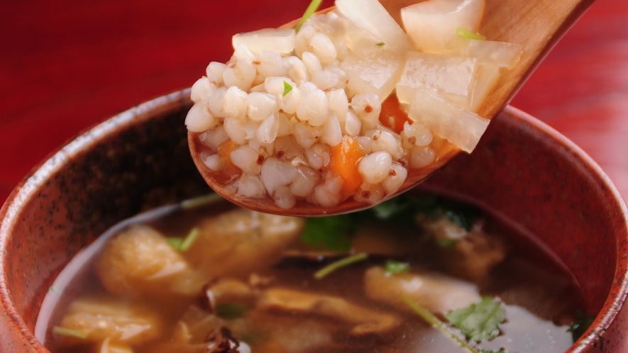 朝食のそば米雑炊は「郷土料理百選」（農水省）にも選ばれたお料理。徳島伝統の味をめしあがれ。
