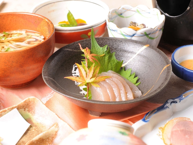 祖谷の郷土料理の代表格ひとつ、こんにゃくのお刺身。やわらかな食感を手作り味噌だれで堪能ください♪